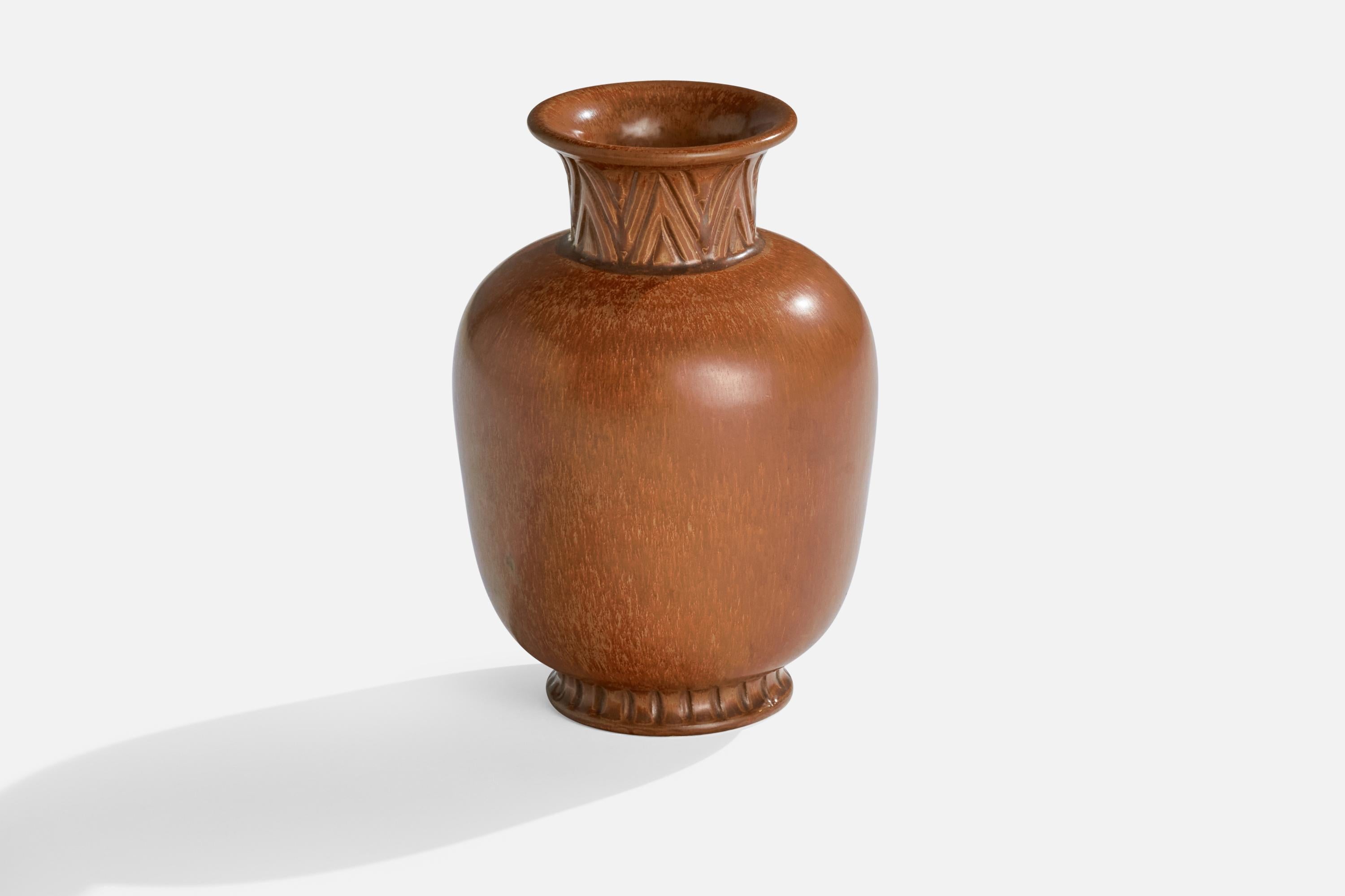 Vase aus braun glasiertem Steingut, entworfen von Gunnar Nylund, hergestellt von Rörstrand, Schweden, 1940er Jahre.