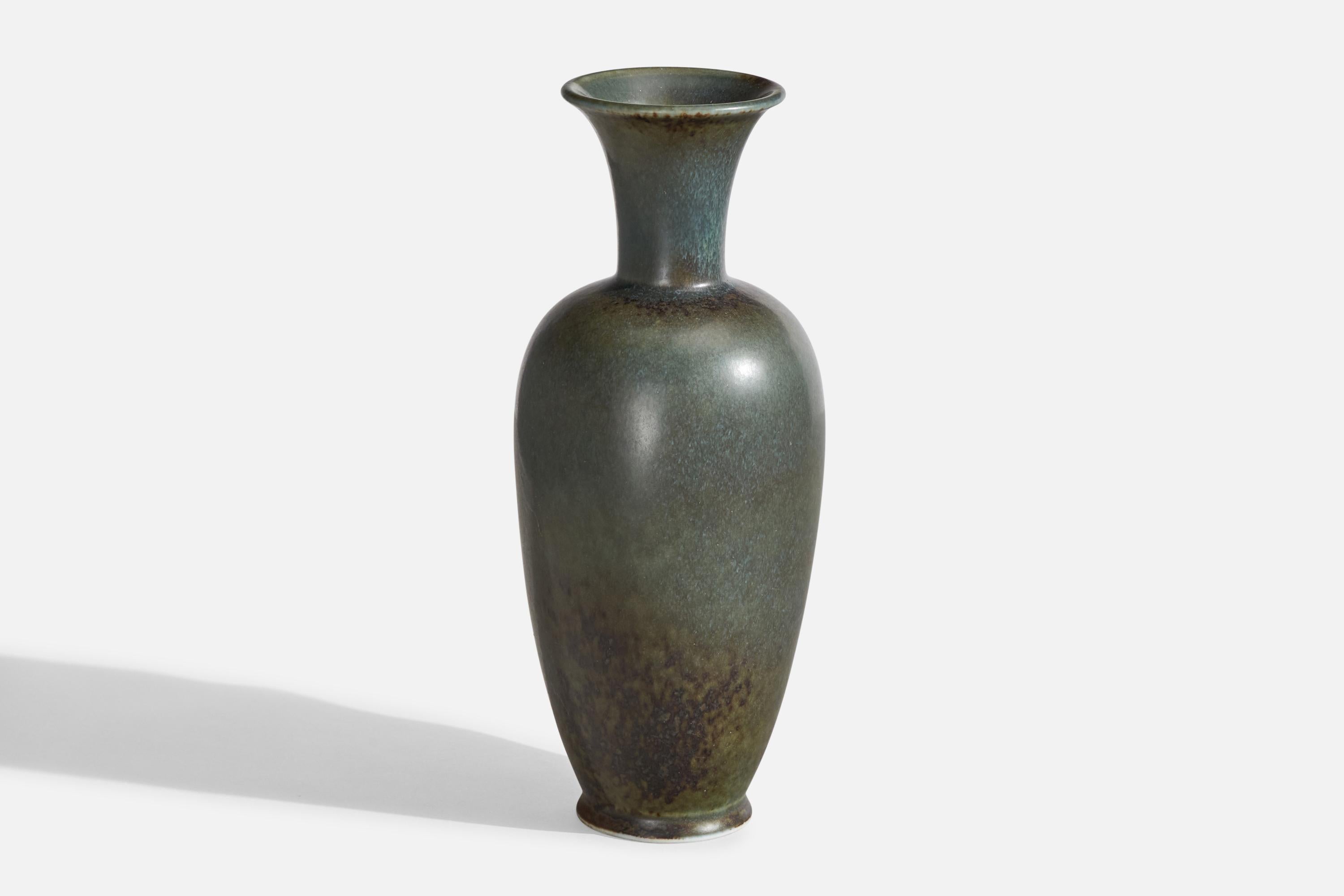 Vaso in gres smaltato di colore blu disegnato da Gunnar Nylund e prodotto da Rörstrand, Svezia, anni '40.
