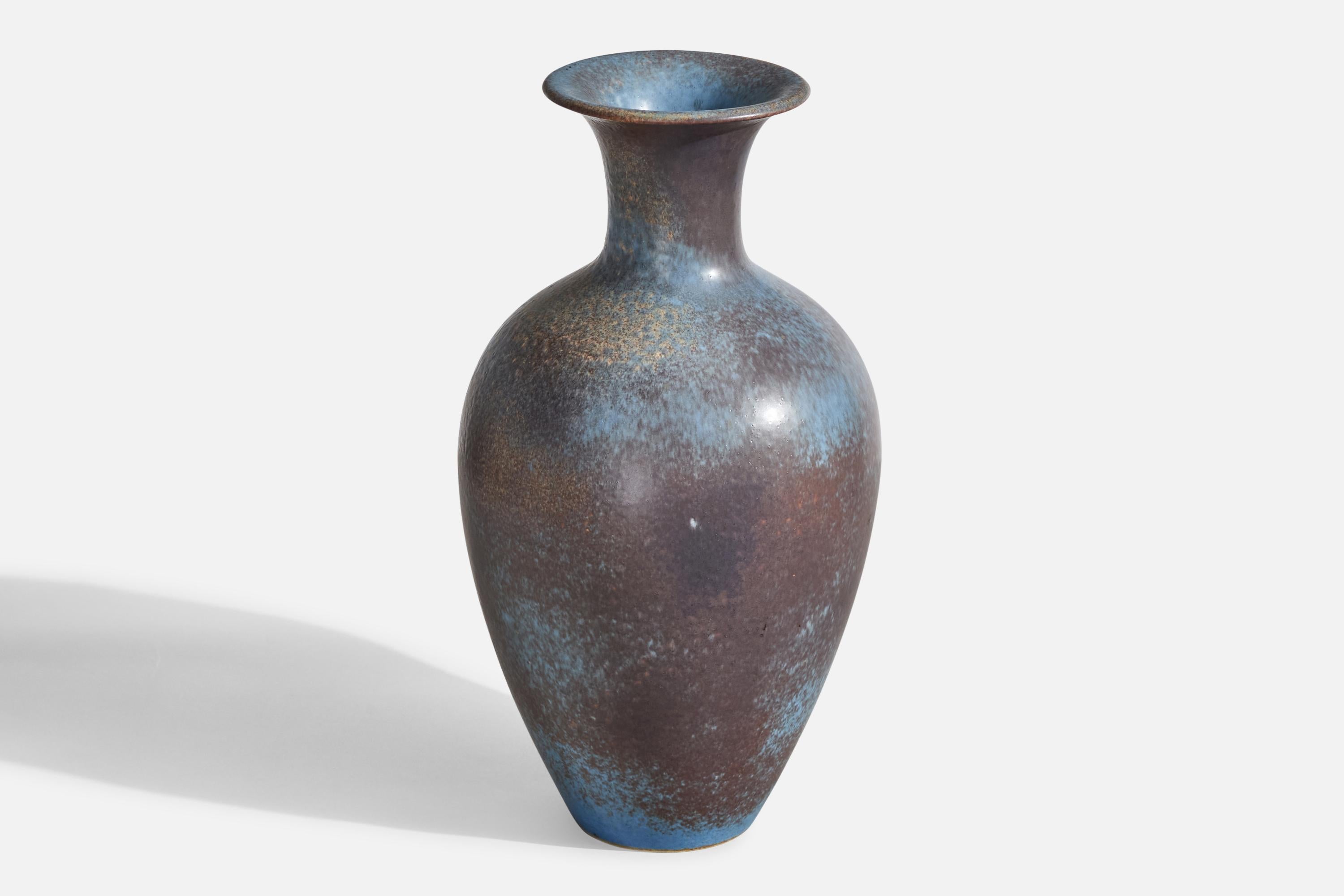 Vase de sol en grès brun et bleu, conçu par Gunnar Nylund et produit par Rörstrand, années 1940.

