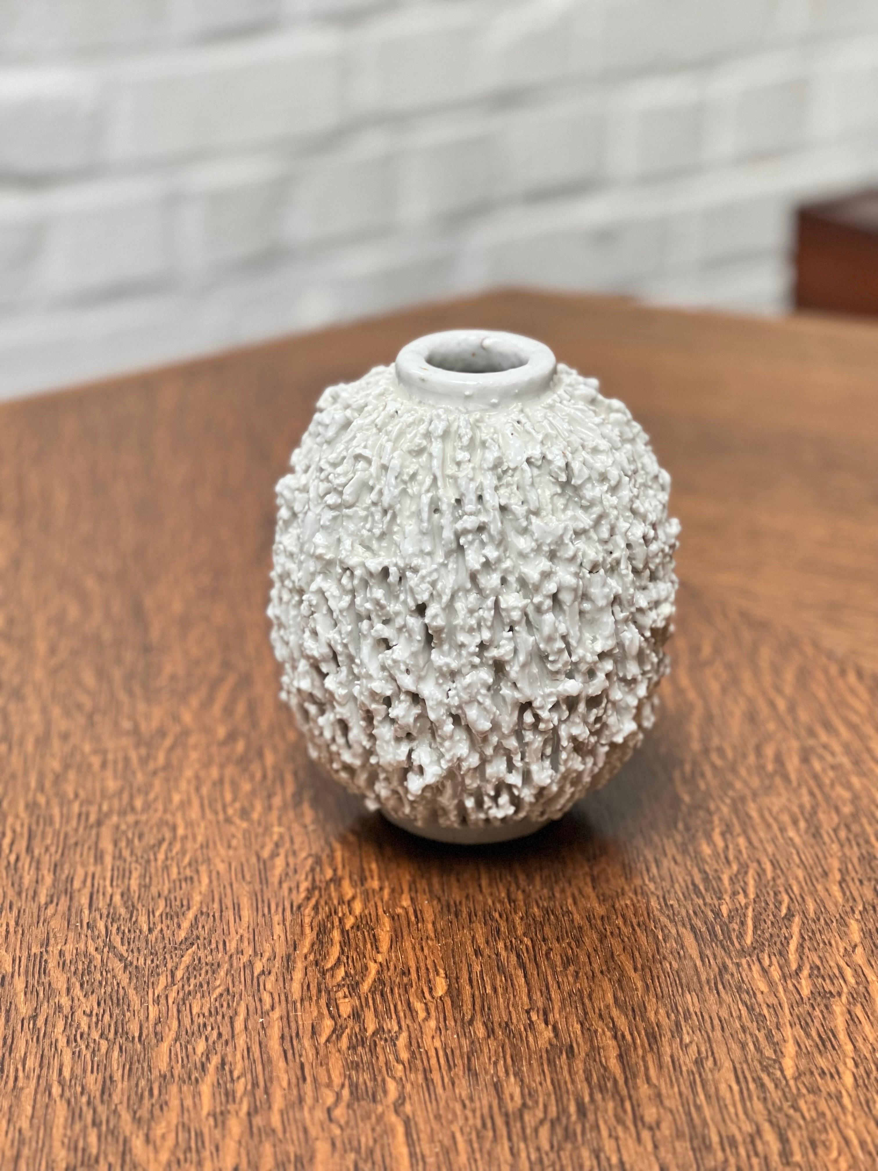 Questo è un vaso del maestro ceramista svedese Gunnar Nylund. Realizzato nel 1936.
Il vaso misura 16 cm x 13 cm di diametro. Abbiamo una rara lampada in colore madreperla con paralume in lino nuovo e cavo in