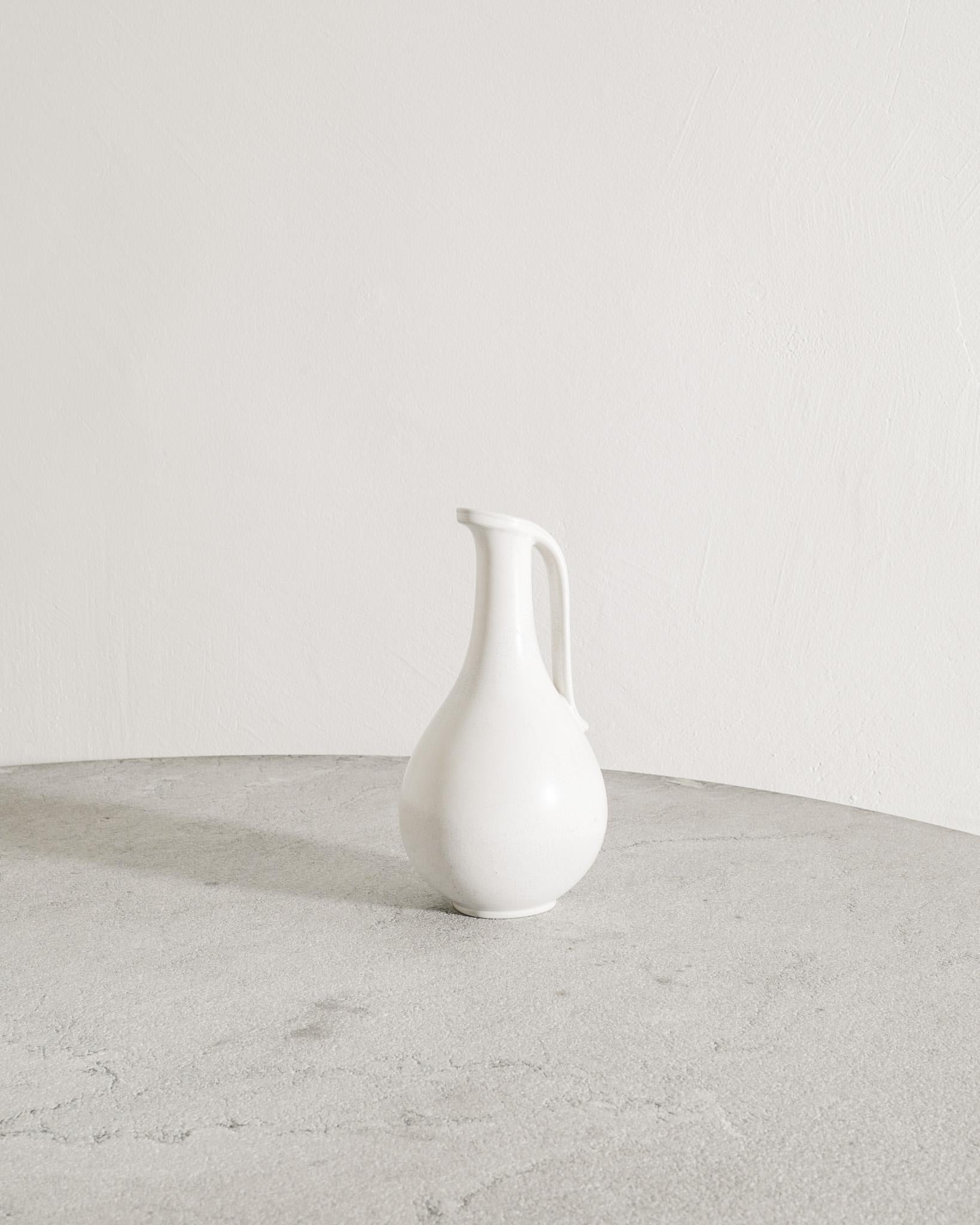 Rare et beau vase / pichet en grès blanc suédois du milieu du siècle par Gunnar Nylund pour Rörstrand Suède, années 1950. En bon état d'origine. Quelques petites bulles de glaçage. 

Dimensions : H : 26 cm / 10.23