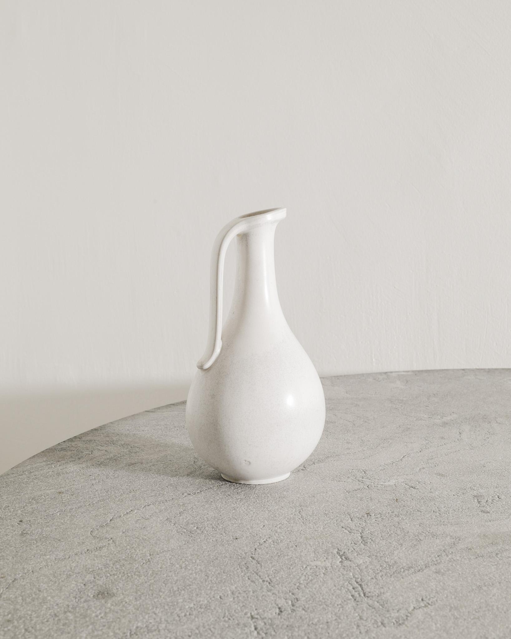 Scandinave moderne Gunnar Nylund Pichet en céramique blanche du milieu du siècle par Rörstrand en Suède, années 1950 en vente