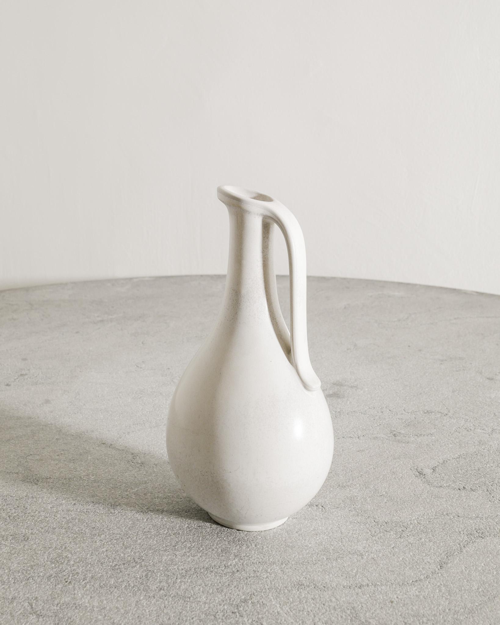 Suédois Gunnar Nylund Pichet en céramique blanche du milieu du siècle par Rörstrand en Suède, années 1950 en vente