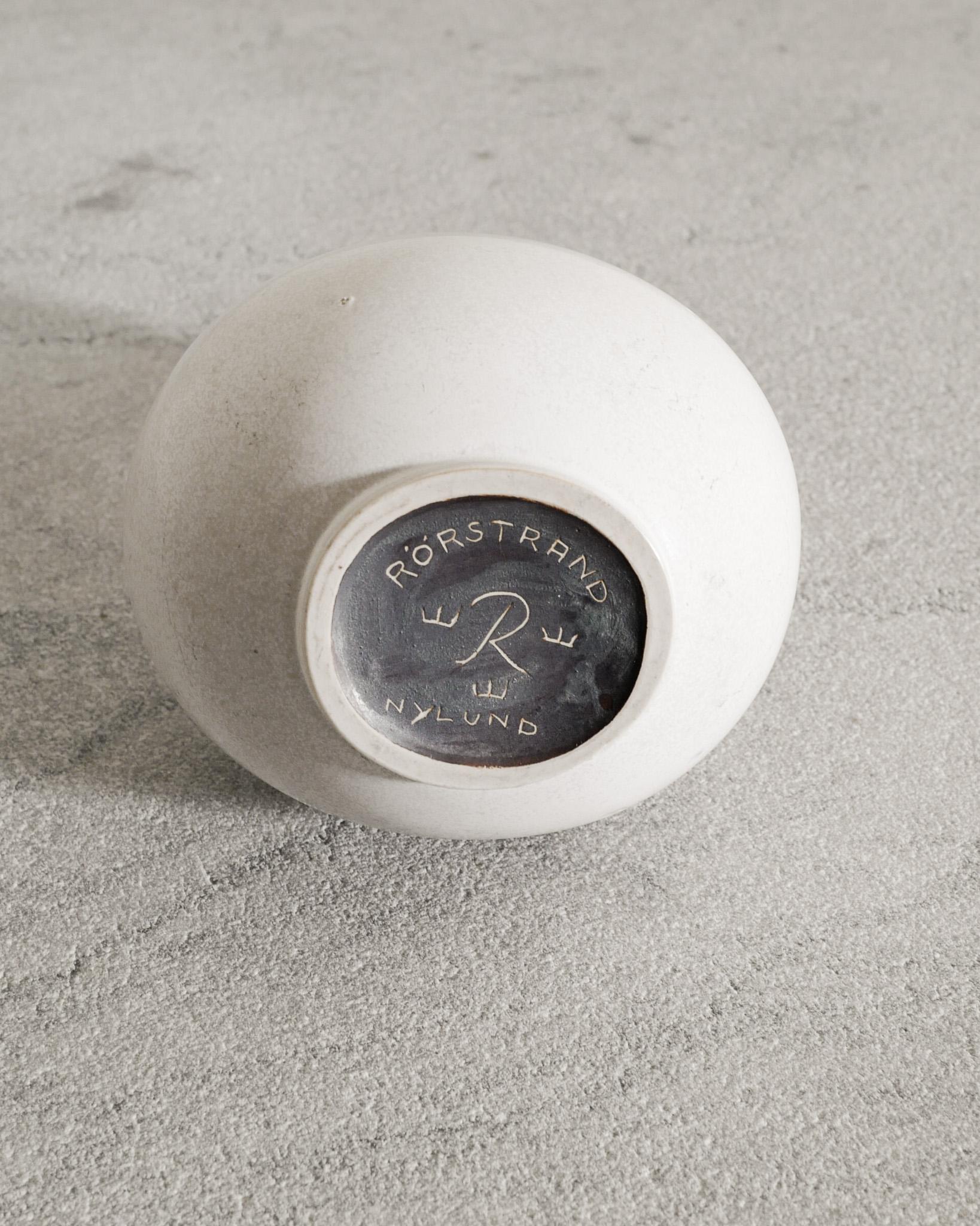 Gunnar Nylund Pichet en céramique blanche du milieu du siècle par Rörstrand en Suède, années 1950 Bon état - En vente à Stockholm, SE
