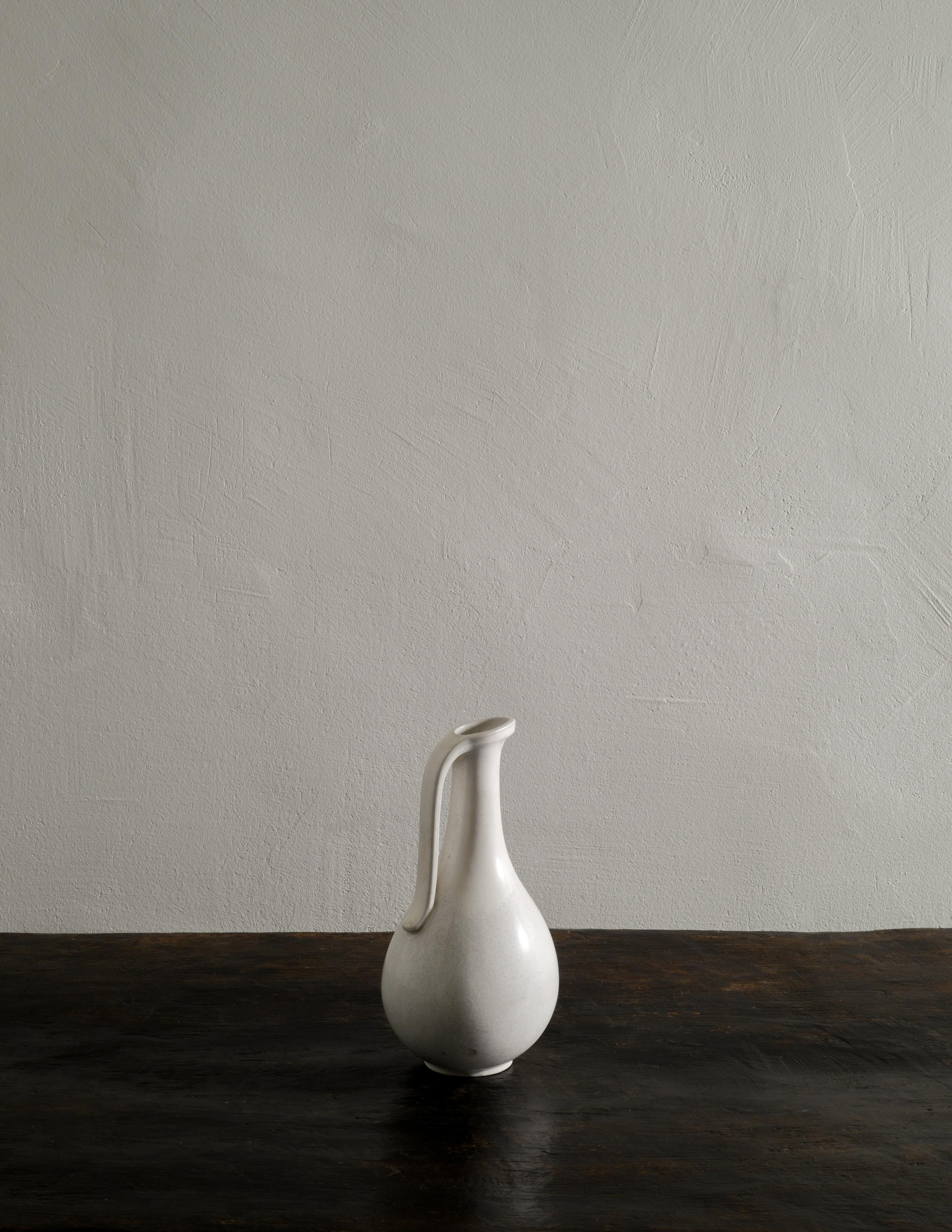 Seltene weiße Keramik / Steinzeug Krug Mitte des Jahrhunderts von Gunnar Nylund für Rörstrand Schweden in den 1950er Jahren hergestellt. In gutem Vintage- und Originalzustand mit kleinen Alters- und Gebrauchsspuren. Es sind einige 
