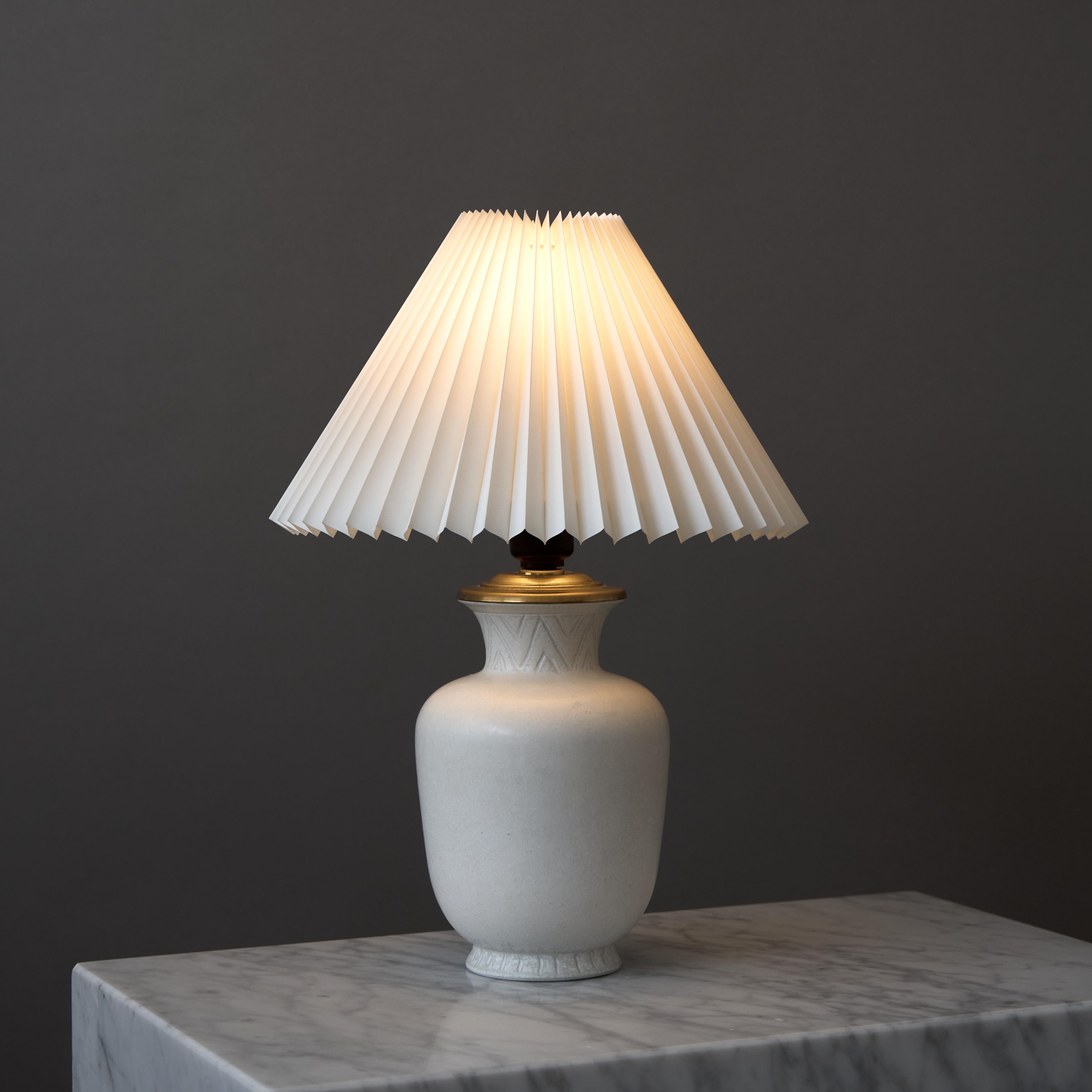 Gunnar Nylund, Lámpara de sobremesa de gres moteado blanco para Rörstrand, Suecia, años 40 Escandinavo moderno en venta