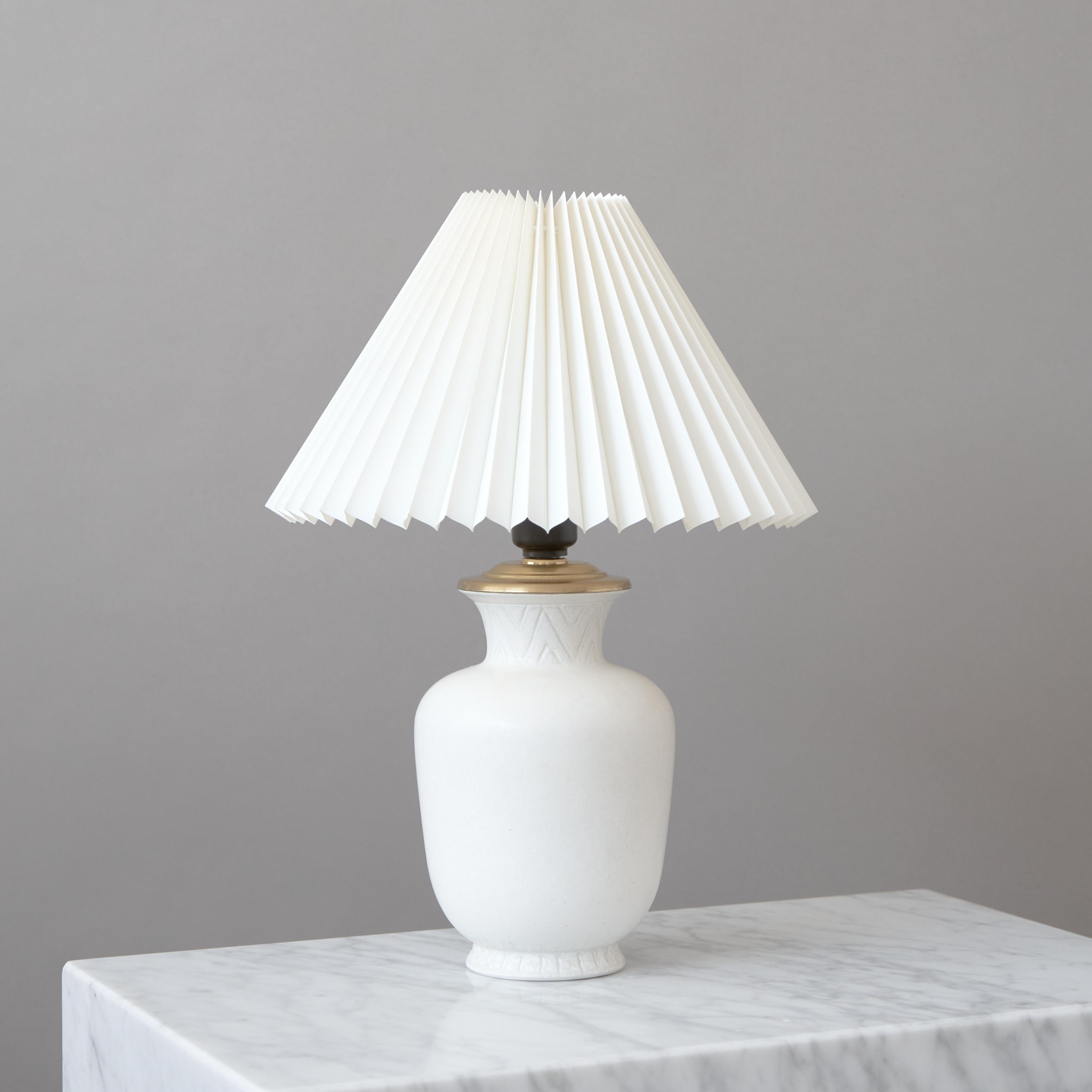 Gunnar Nylund, Lámpara de sobremesa de gres moteado blanco para Rörstrand, Suecia, años 40 en Bueno estado para la venta en Malmö, SE