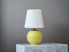 Gunnar Nylund, Tischlampe „Globe“ aus gelbem Steingut für Rörstrand, Schweden, 1940er Jahre