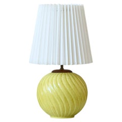 Gunnar Nylund, Tischlampe „Globe“ aus gelbem Steingut für Rörstrand, Schweden, 1940er Jahre