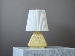Gunnar Nylund, gelbe, dreieckige Steingut-Tischlampe. Rörstrand, Schweden, 1940er Jahre