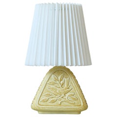 Gunnar Nylund, gelbe, dreieckige Steingut-Tischlampe. Rörstrand, Schweden, 1940er Jahre
