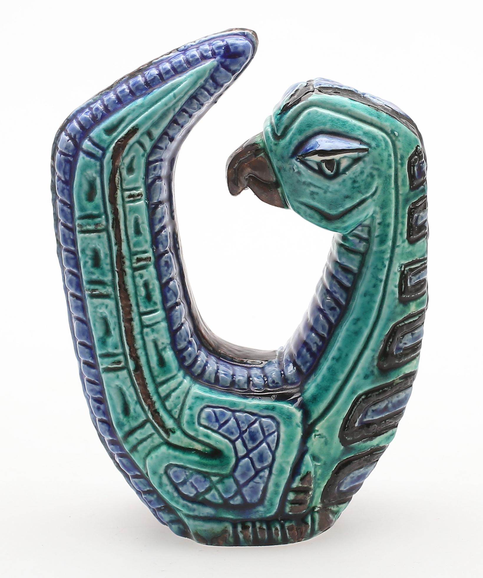 Dieser Vogel wurde von dem bekannten Künstler Gunnar Nylund in den 1960er Jahren geschaffen. Die Skulptur wird von Rörstrand, dem renommierten schwedischen Keramikunternehmen, hergestellt und trägt das Erbe des skandinavischen Designs und der