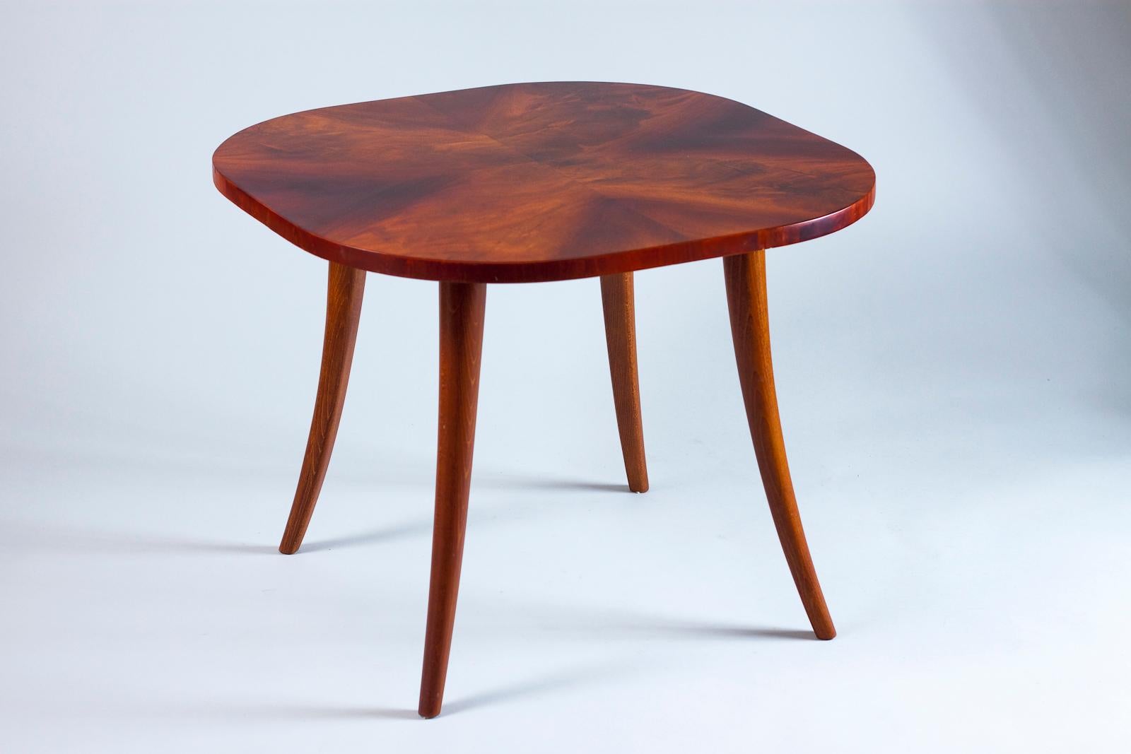 Tavolino decorativo in splendida impiallacciatura di olmo di Gunnel Nyan per Boman OY Ab, Finlandia. Il tavolino è un pezzo molto raro di una delle prime donne designer in Finlandia e in Scandinavia. 
