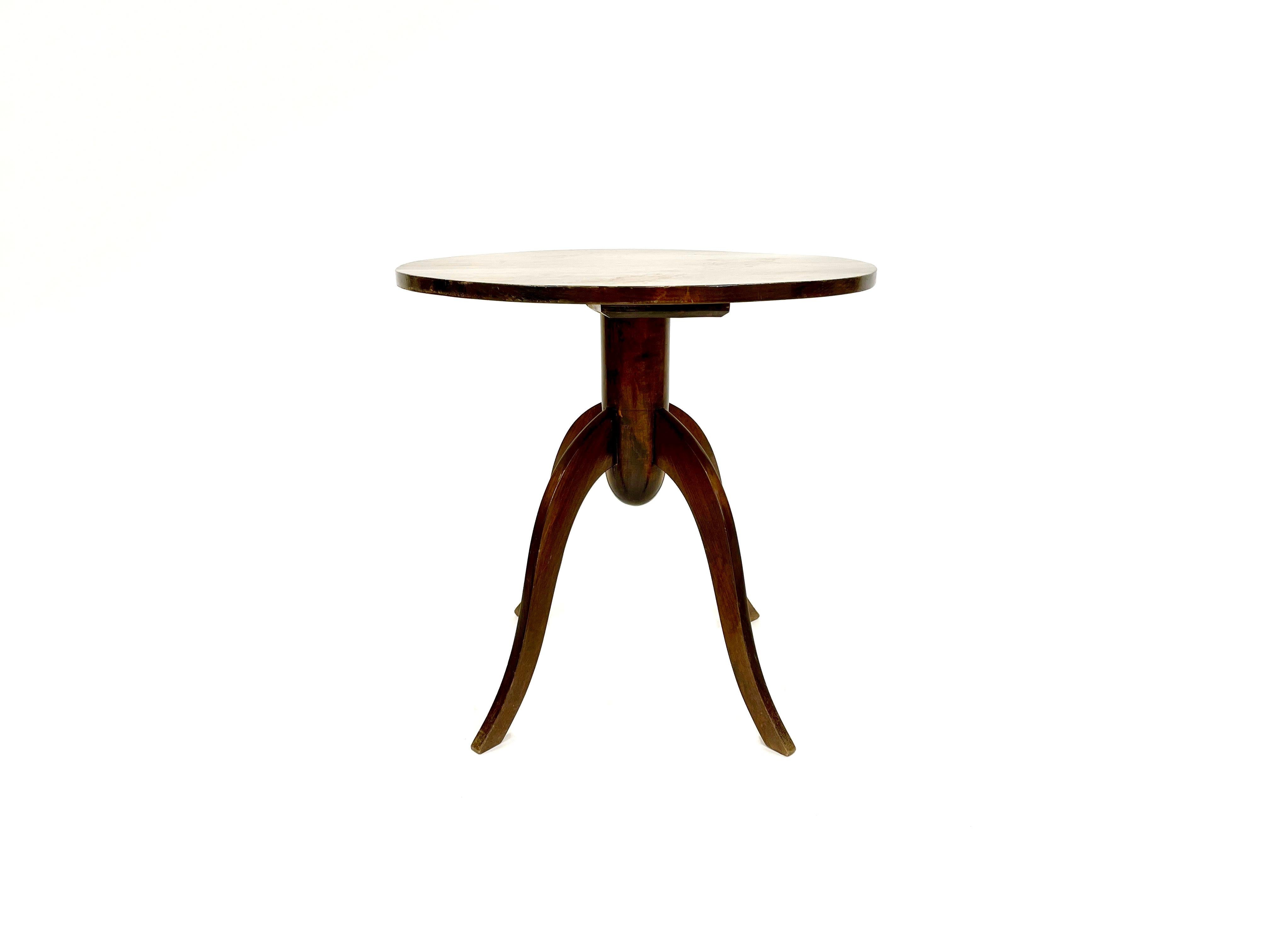 Rare table d'appoint finlandaise moderne Gunnel Nyman à quatre pieds. Cette trouvaille exceptionnellement rare, une version plus grande à quatre pattes, témoigne de l'influence durable du designer sur le design finlandais. Avec son mélange distinct