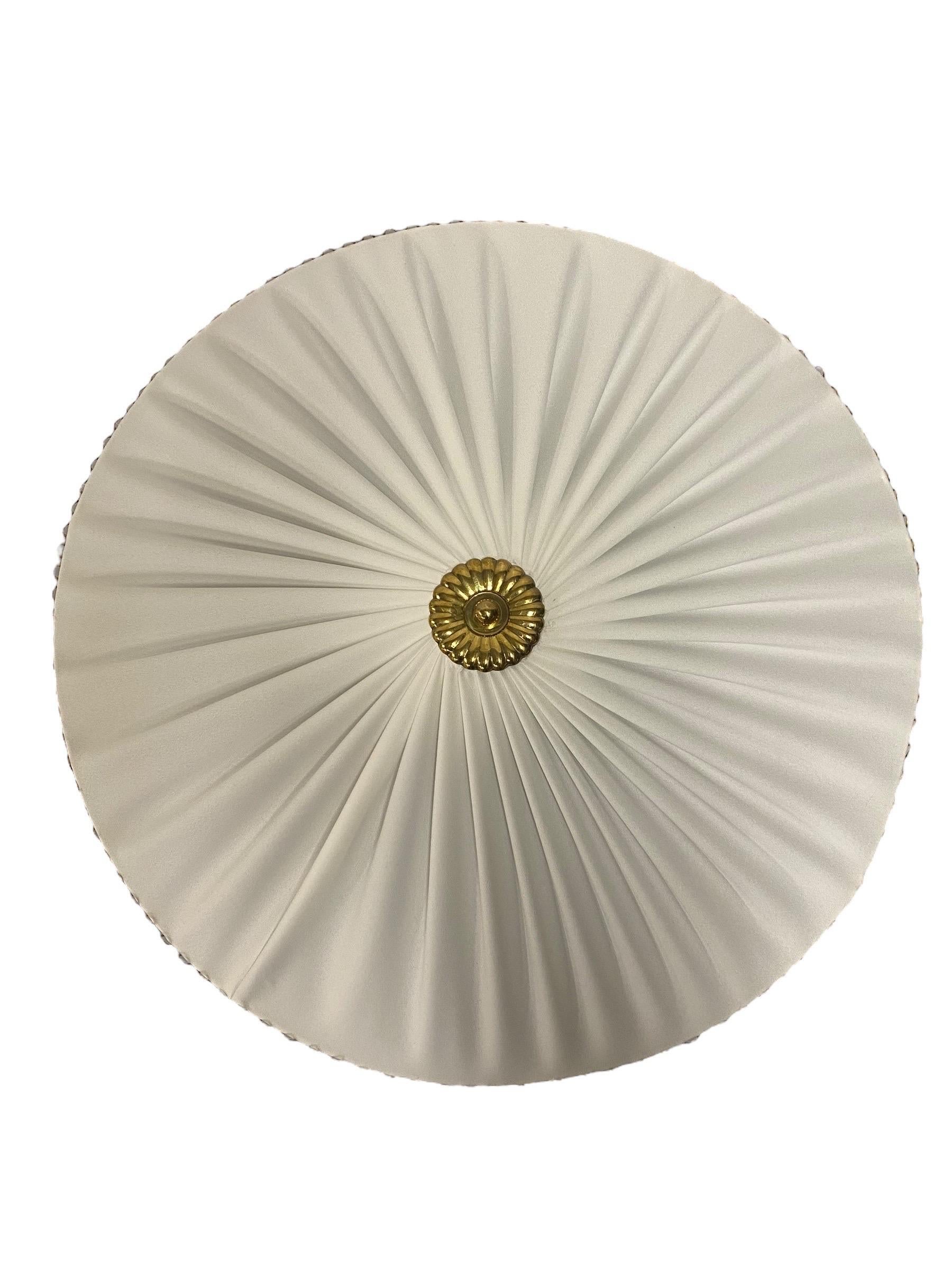 Un fabuleux et rare plafonnier conçu par Gunnel Nyman et fabriqué par Idman en Finlande dans les années 1950. Un design très minimal qui s'intègre facilement dans presque tous les intérieurs, tout en présentant de magnifiques détails en laiton.