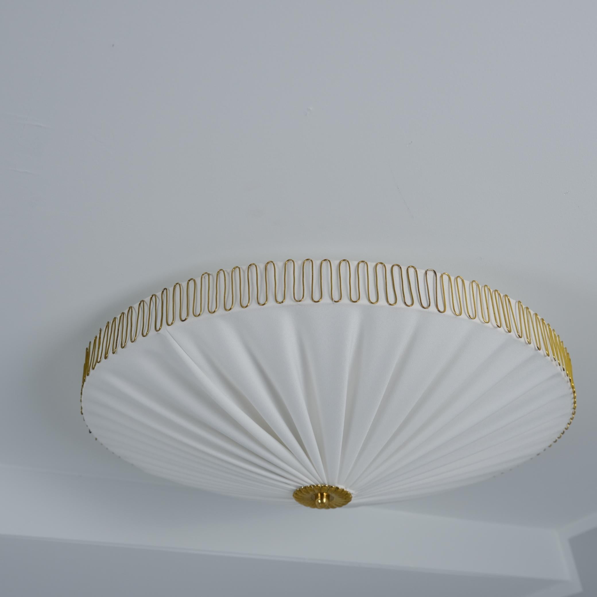 A faboulus and rare ceiling pendant designed by Gunnel Nyman and manufactured by Idman in Finland in the 1950s. A very minimal design that is easy to integrate into almost any interior, yet features beautiful brass details. The item is in good