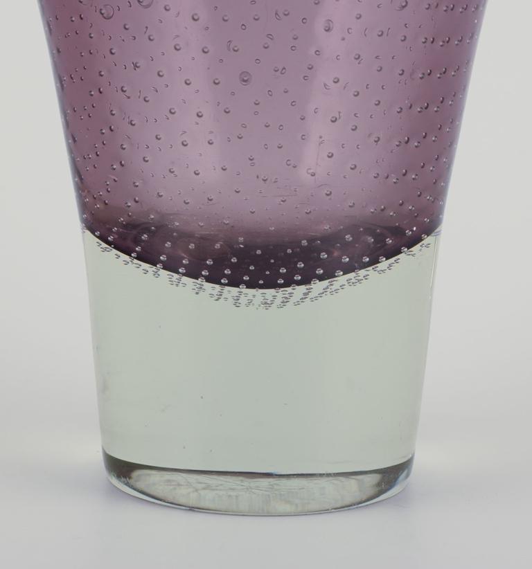 Scandinavo moderno Gunnel Nyman per Nuutajärvi Notsjö. Vaso in vetro artistico finlandese modernista. in vendita