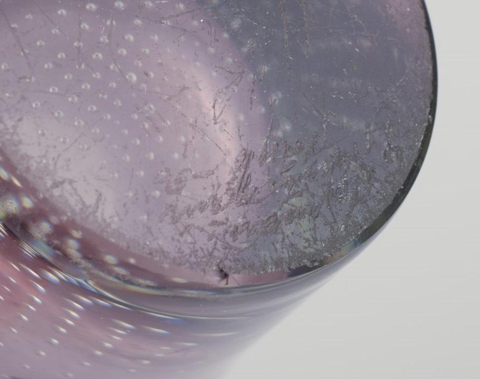 Metà XX secolo Gunnel Nyman per Nuutajärvi Notsjö. Vaso in vetro artistico finlandese modernista. in vendita
