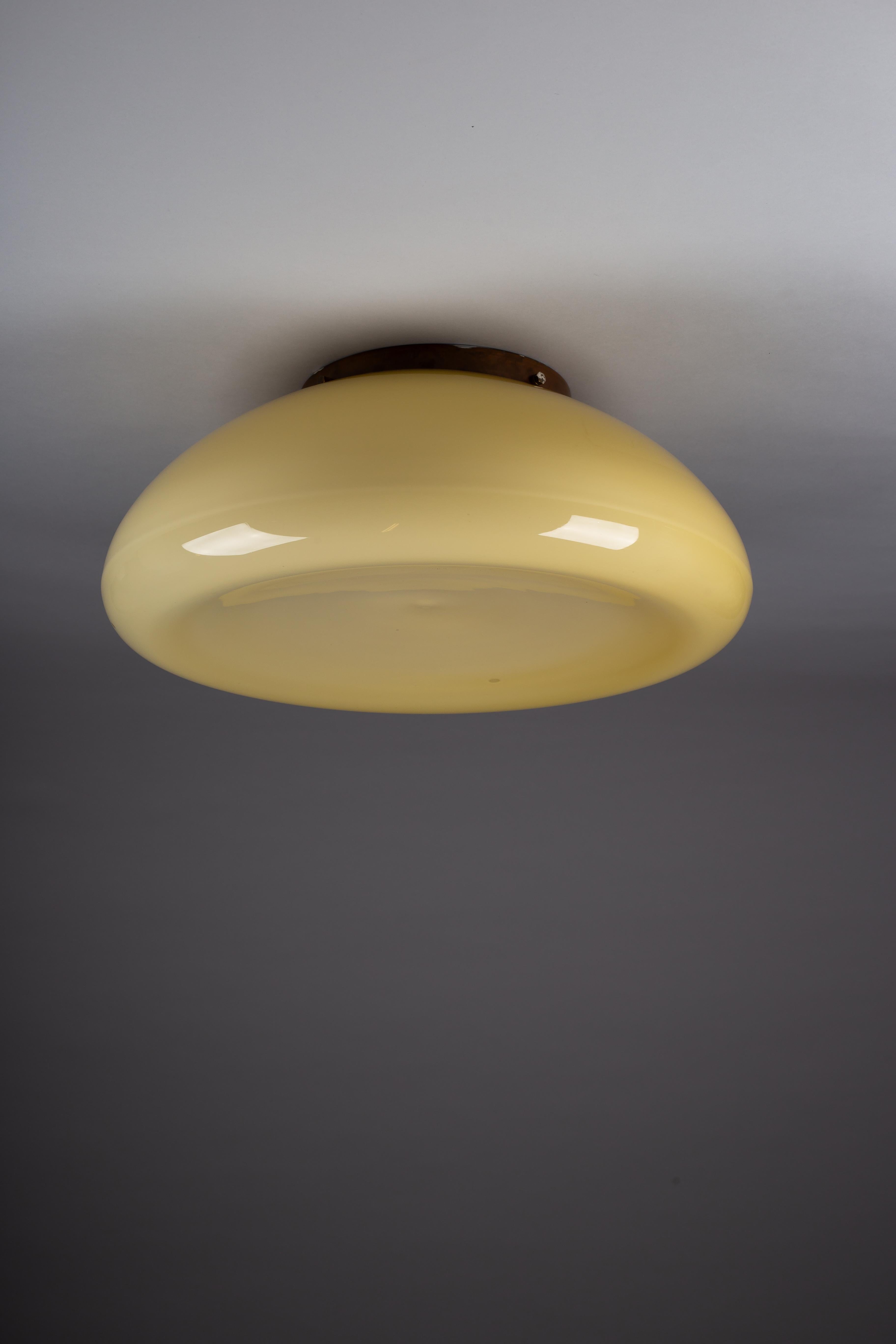 Découvrez le magnifique modèle 82400 de Gunnel Nyman, un encastré en verre moderne du milieu du siècle, par Idman Oy. Cette pièce impressionnante est composée de verre ambré soufflé à la main en provenance de Kauklahden lasi et d'une base en cuivre,