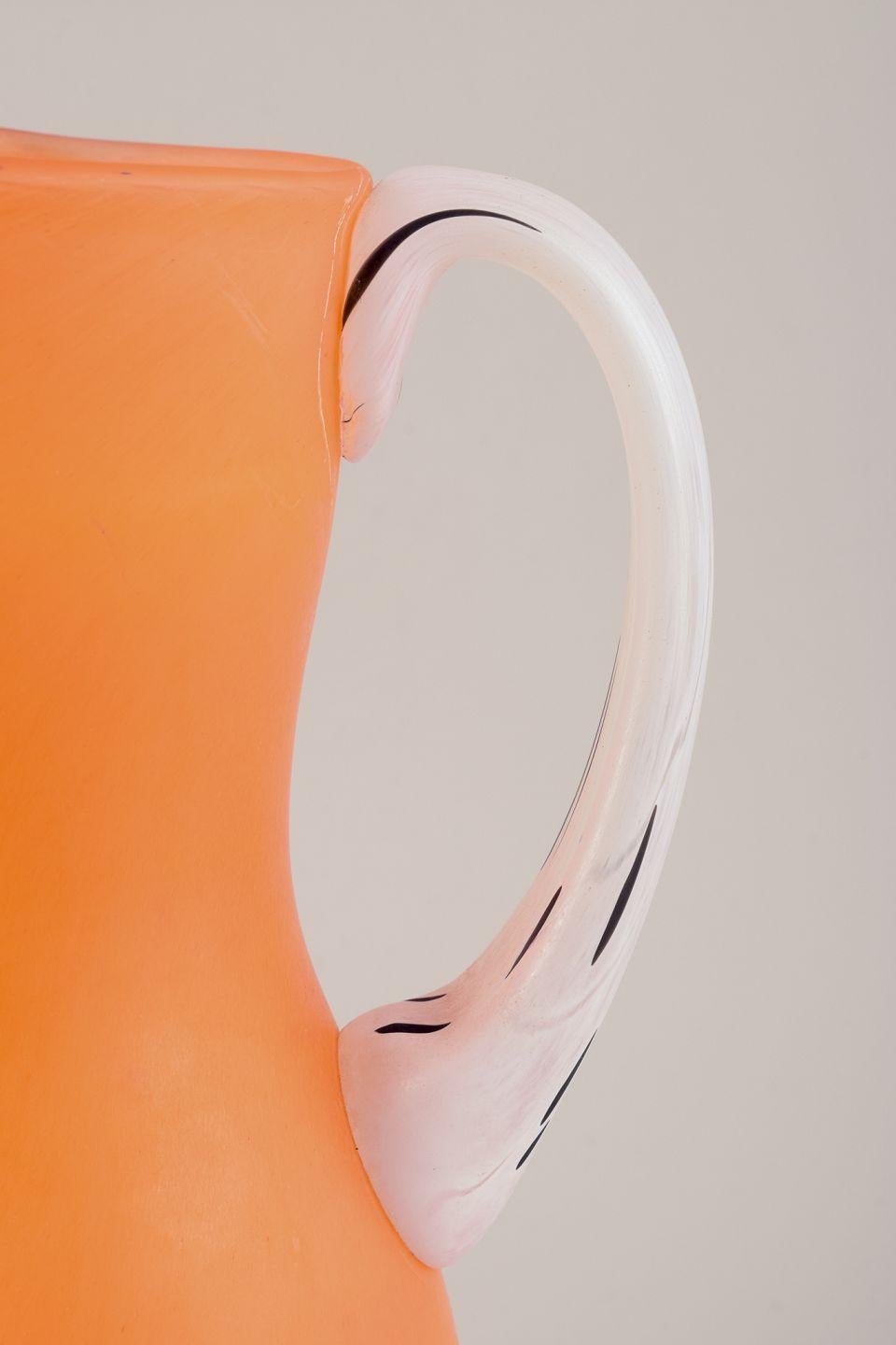 Gunnel Sahlin, Kosta Boda. Grande cruche en verre orange avec anse blanche. Excellent état - En vente à København, Copenhagen