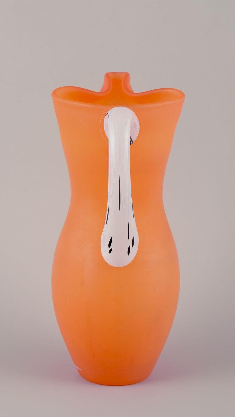 Gunnel Sahlin, Kosta Boda. Grande cruche en verre orange avec anse blanche. en vente 1