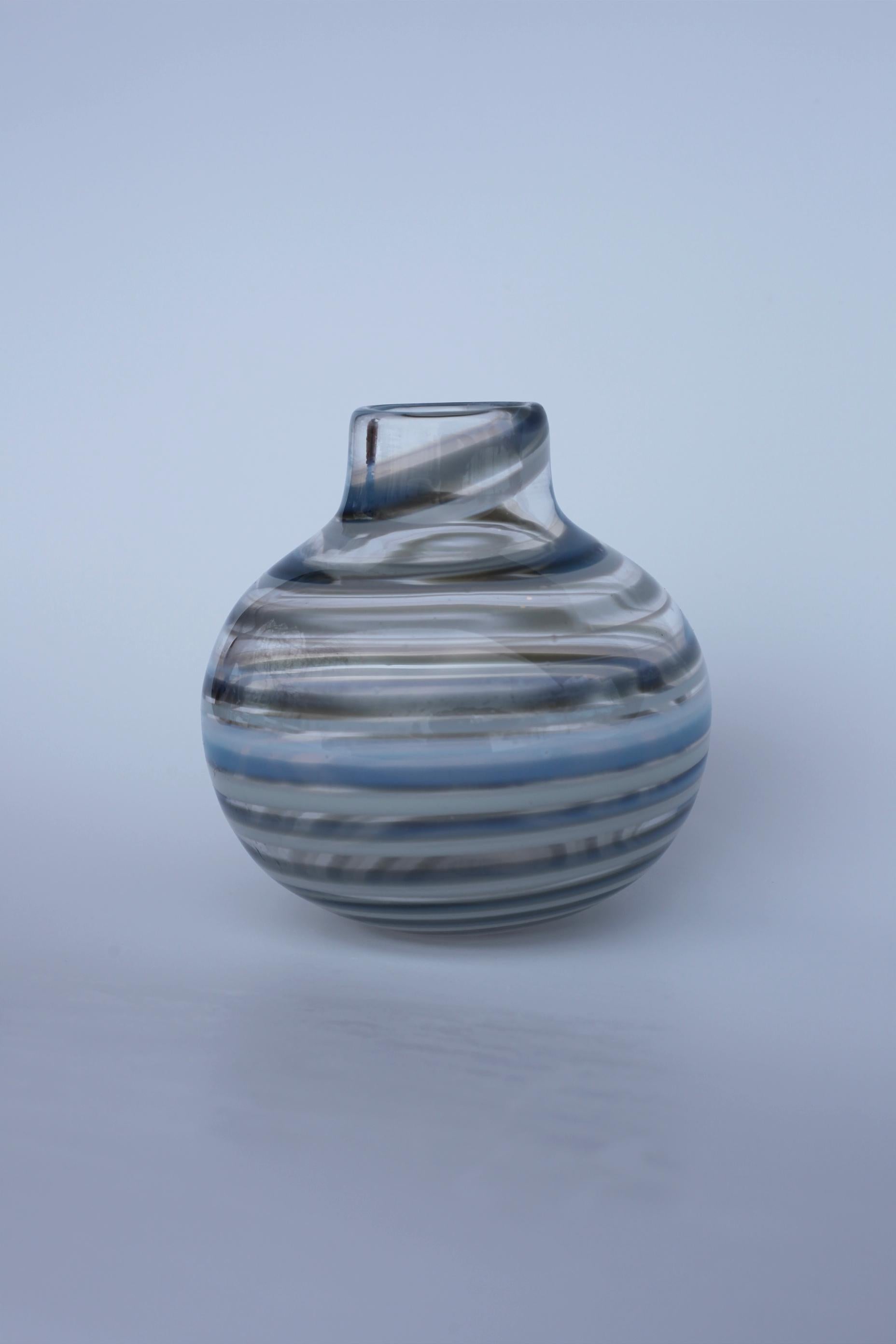Dies ist ein handgefertigtes Unikat des Künstlers Gunnel Shalin mit der schwedischen Glasfirma Kosta Boda. 

Die Vase ist signiert und in sehr gutem Zustand. 

Keine Mängel oder Risse.