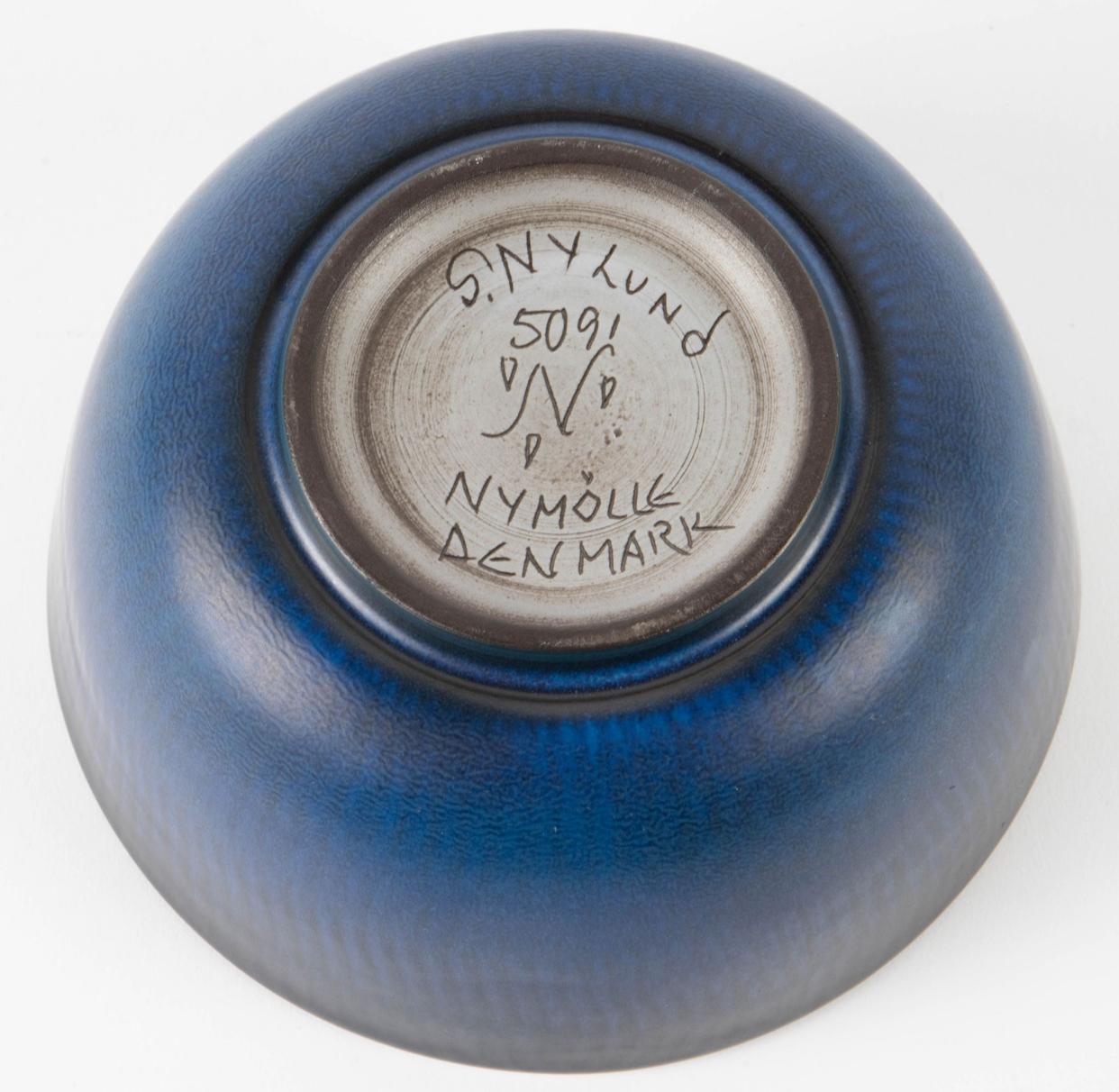 Gunner Nylund for Nymolle, Denmark Blue Ceramic Bowl. In Good Condition For Sale In Chicago, IL