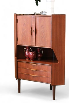 Gunni Oman Dänemark Teakholz-Eckschrank mit Barschrank, 60er Jahre
