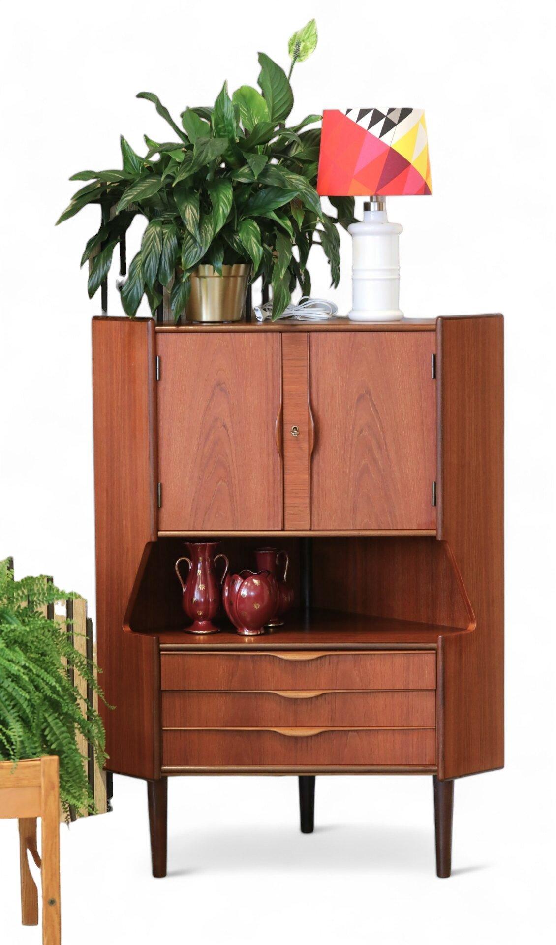 Armario esquinero de teca con mueble bar Gunni Oman Dinamarca, años 60 Escandinavo moderno en venta