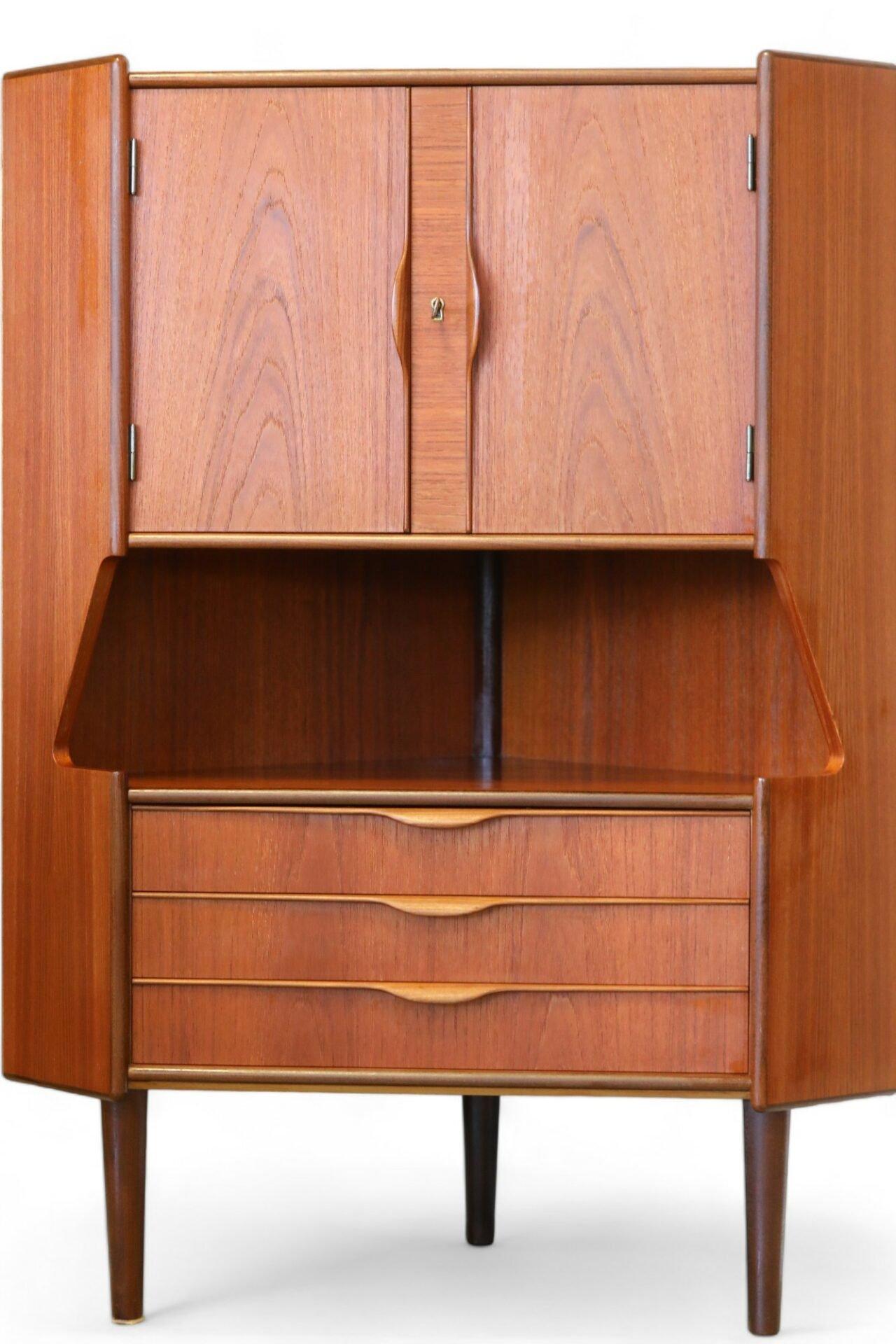 Armario esquinero de teca con mueble bar Gunni Oman Dinamarca, años 60 en Excelente estado para la venta en Laxå, SE