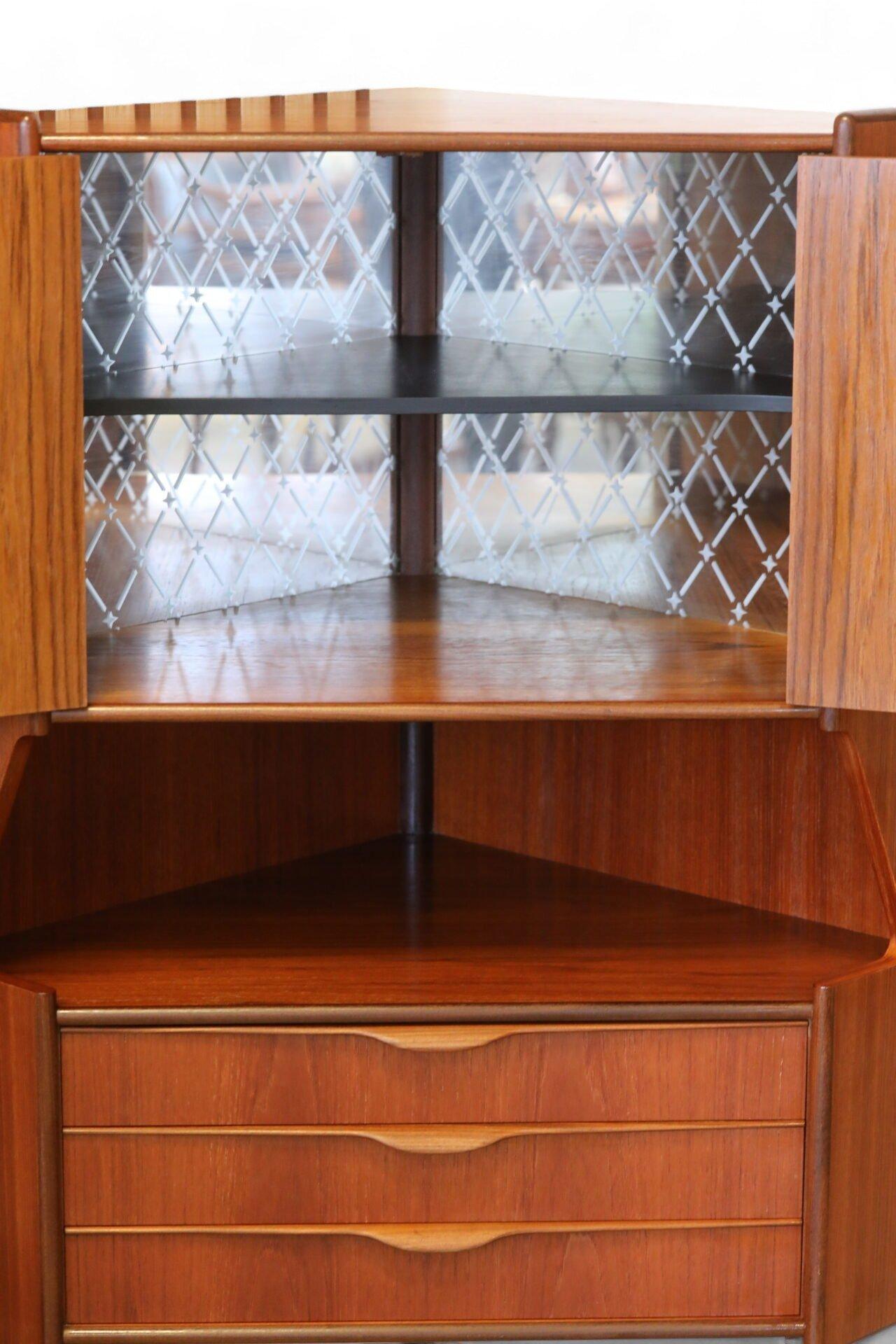 Armario esquinero de teca con mueble bar Gunni Oman Dinamarca, años 60 en venta 1