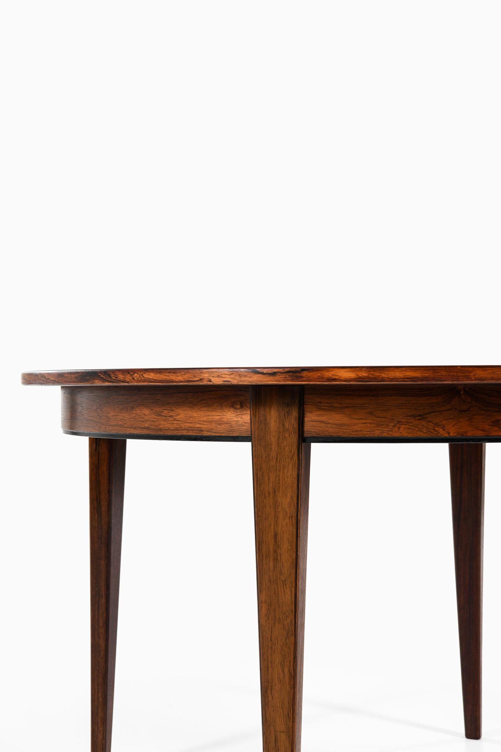 Dining table model 55 designed by Gunni Omann. Produced by Omann Jun Møbelfabrik in Denmark.
Width: 120 ( 270 ) cm.
