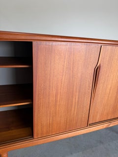 Gunni Omann per Omann Jun: credenza danese in teak, anni ’60 circa