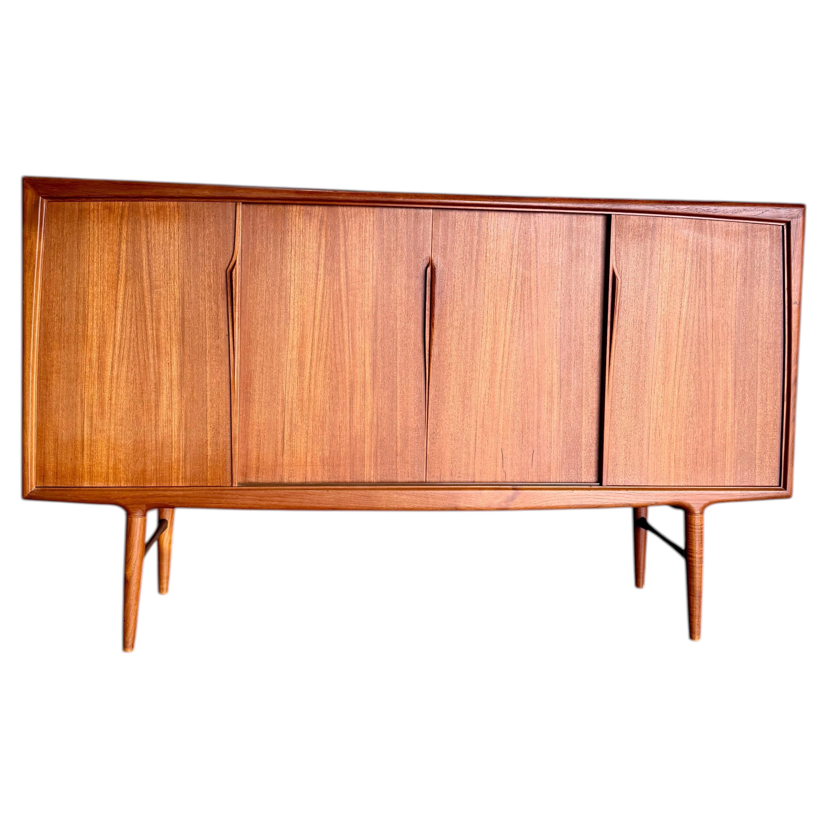 Gunni Omann per Omann Jun: credenza danese in teak, anni ’60 circa