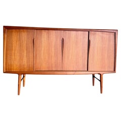 Gunni Omann per Omann Jun: credenza danese in teak, anni ’60 circa