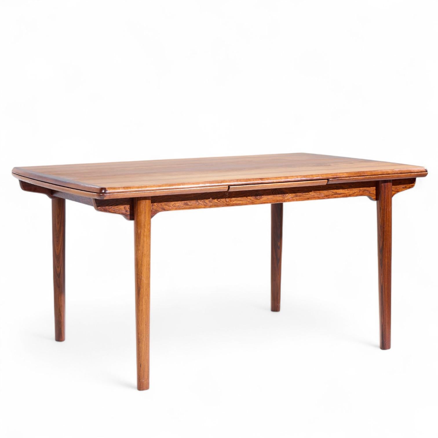20ième siècle Gunni Omann for Omann Jun Mid Century Danish Rosewood Hidden Leaf Dining Table en vente