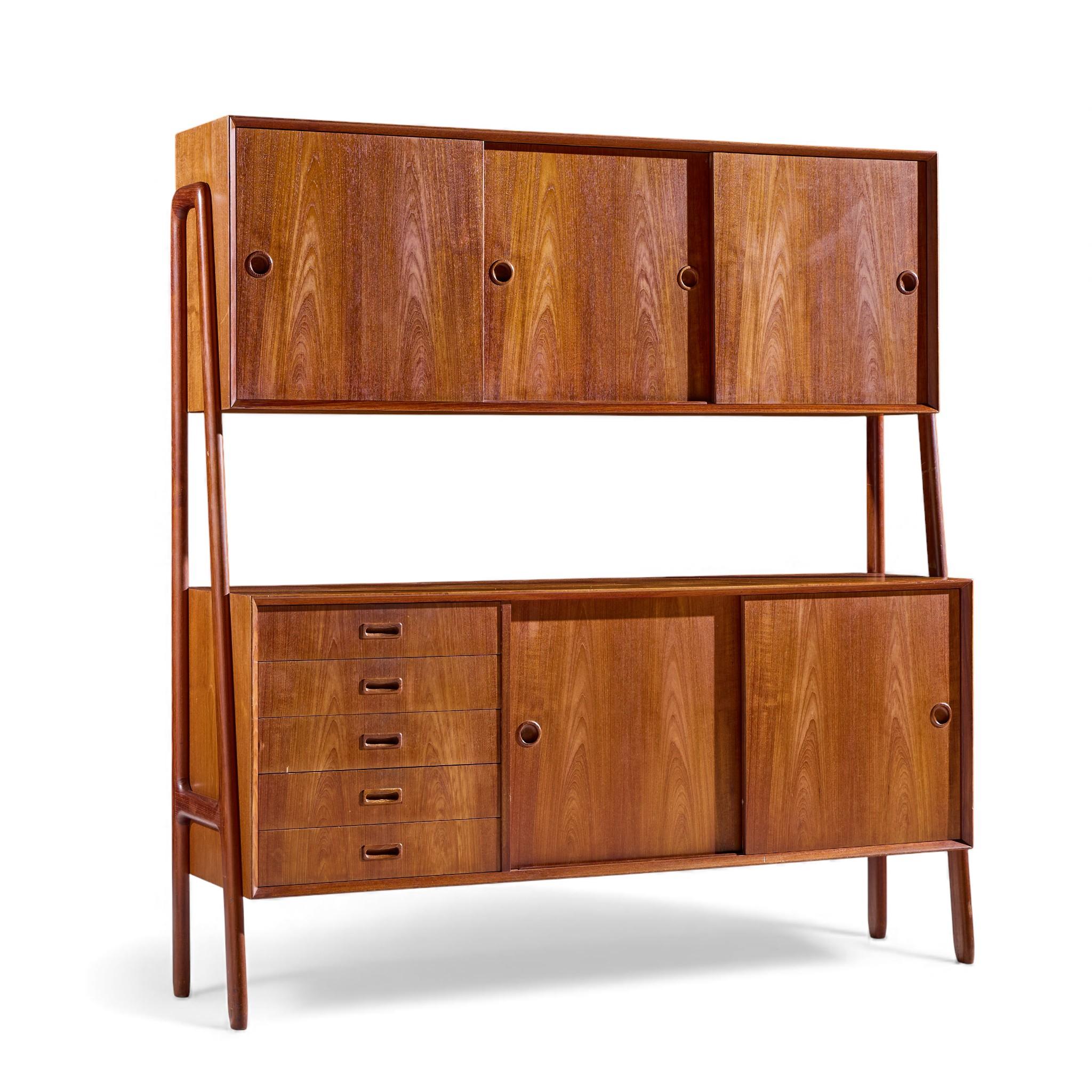 Gunni Omann per Gunni Omann Model 3 Credenza e conigliera in teak danese del metà del secolo scorso

Questa credenza con conigliera misura: 65 pollici di larghezza x 18,5 di profondità x 68,25 di altezza

Ottime condizioni d'epoca - Il mobile