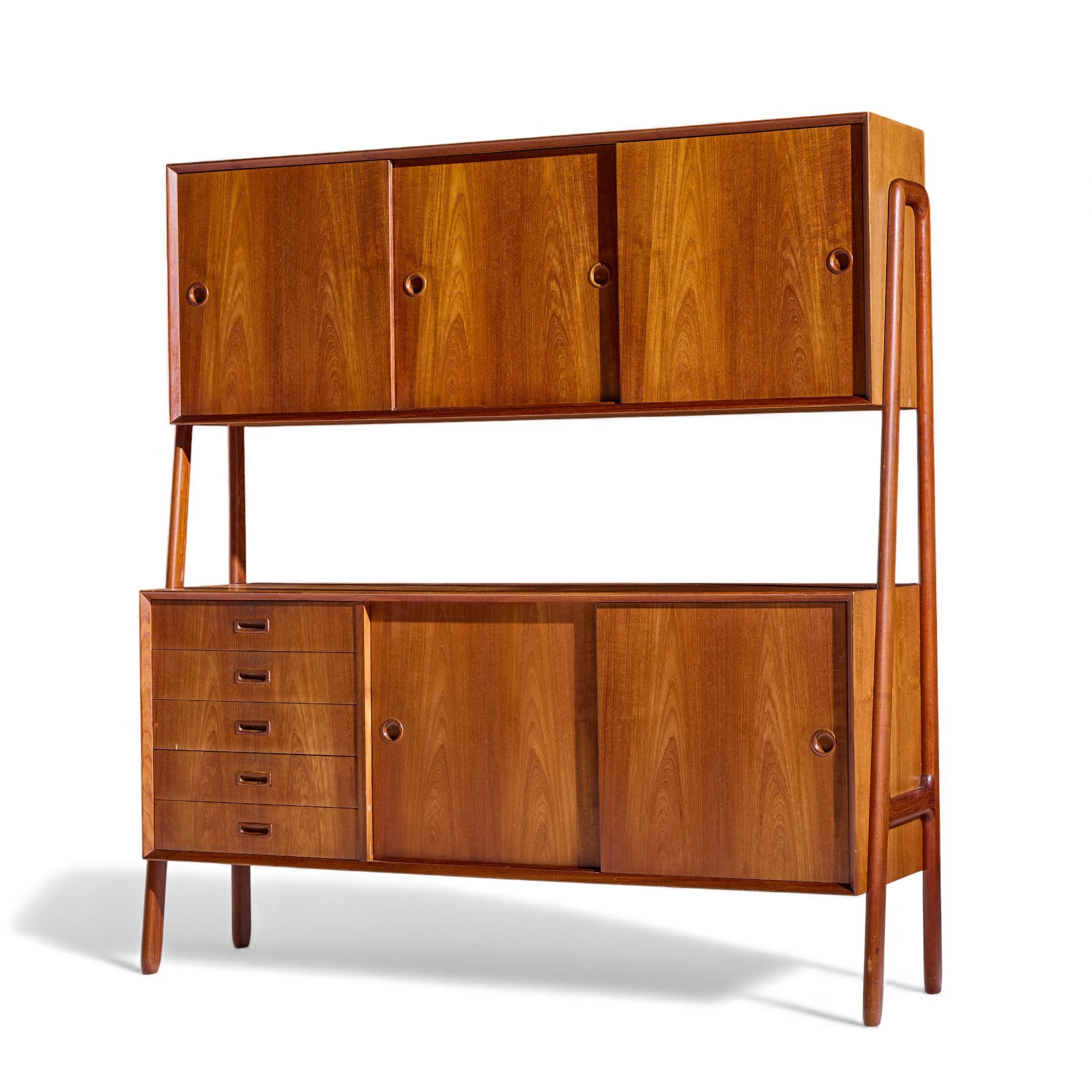 Mid-Century moderno Gunni Omann per Gunni Omann Model 3 Credenza e conigliera in teak danese del metà del secolo scorso in vendita