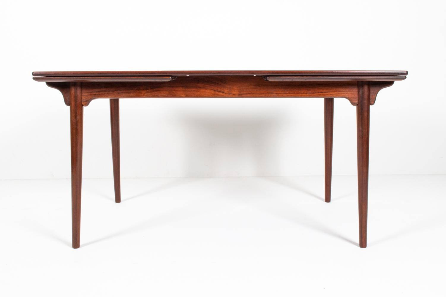 Gunni Omann for Omann Jun Model 54 Draw-Leaf Dining Table in Rosewood In Good Condition For Sale In Norwalk, CT