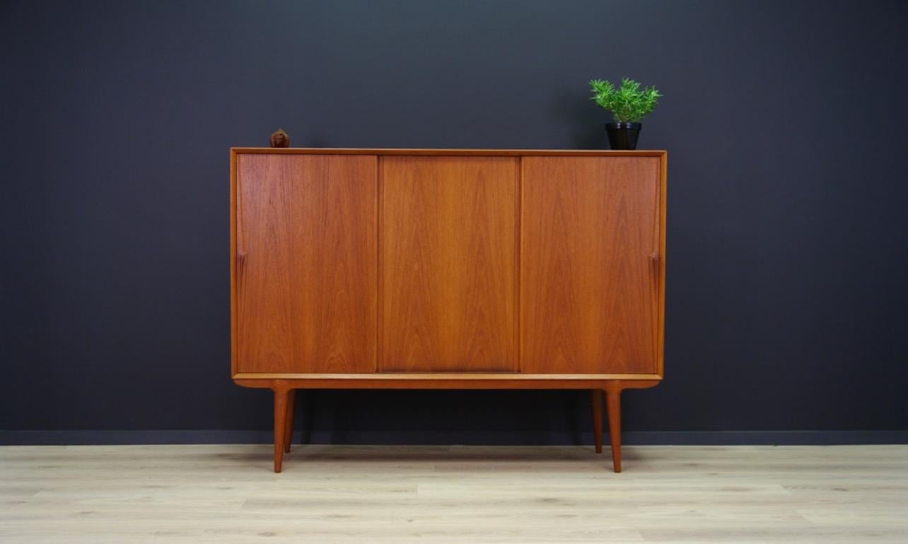 Unique highboard from the 1960s-1970s. Fantastic form of the model no. 15 designed by Gunni Omann for the Omann Jun factory is an absolute classic of Danish design. The form is veneered with teak, original handles and teak construction. It has a
