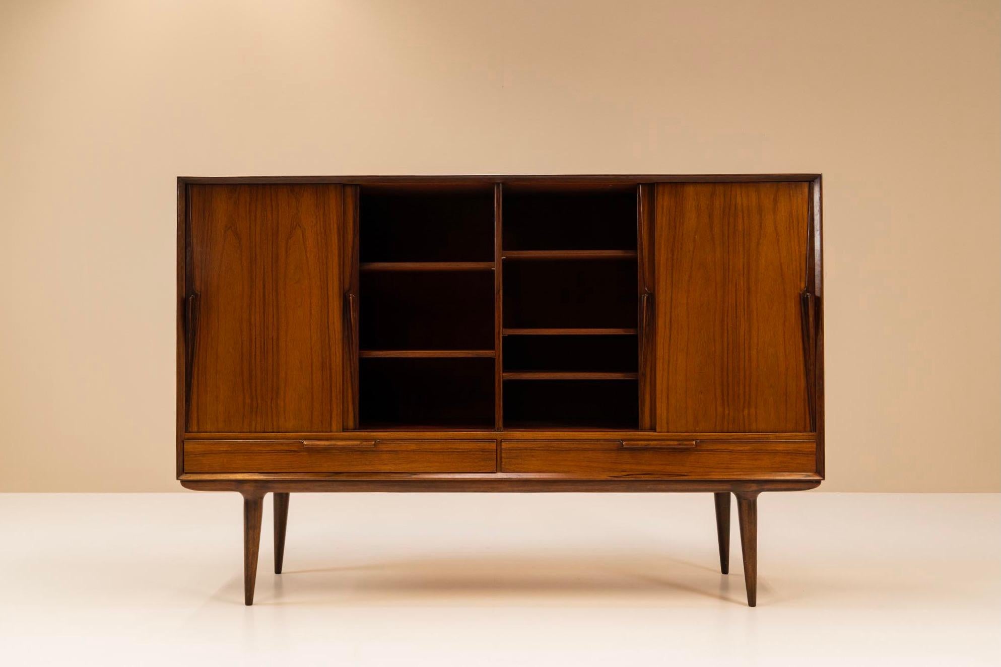 This ‘Model 13’ sideboard was made in the 1960s in the Omann Jun Mobelfabrik. The choice of only the best quality of materials and their processing is synonymous with the excellence of this manufacturer. When looking at this item, you can see at the