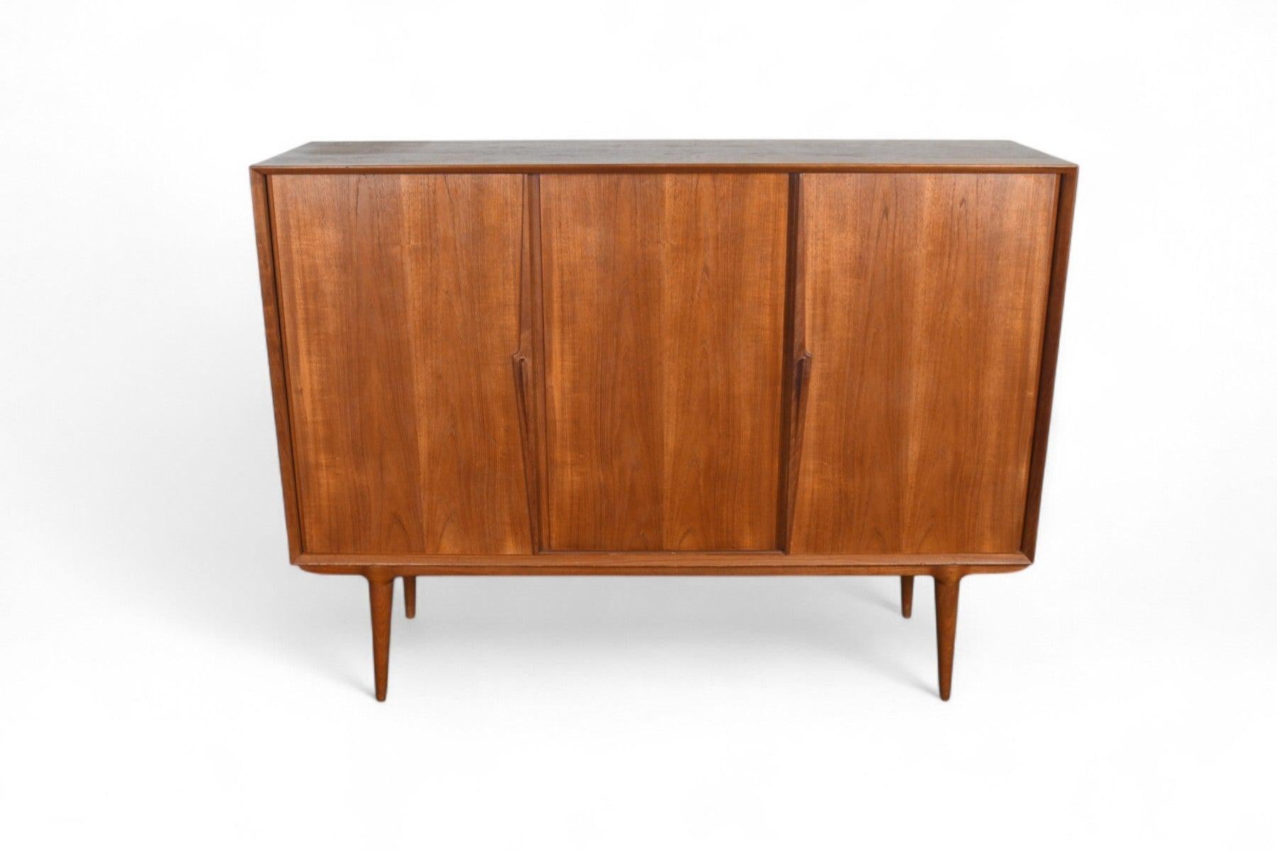 Origine: Danimarca
Designer: Gunni Omann
Produttore: Omann Jun
Epoca: anni '60
Materiali: Teak
Misure: 63″ di larghezza x 18″ di profondità x 47,5��″ di altezza