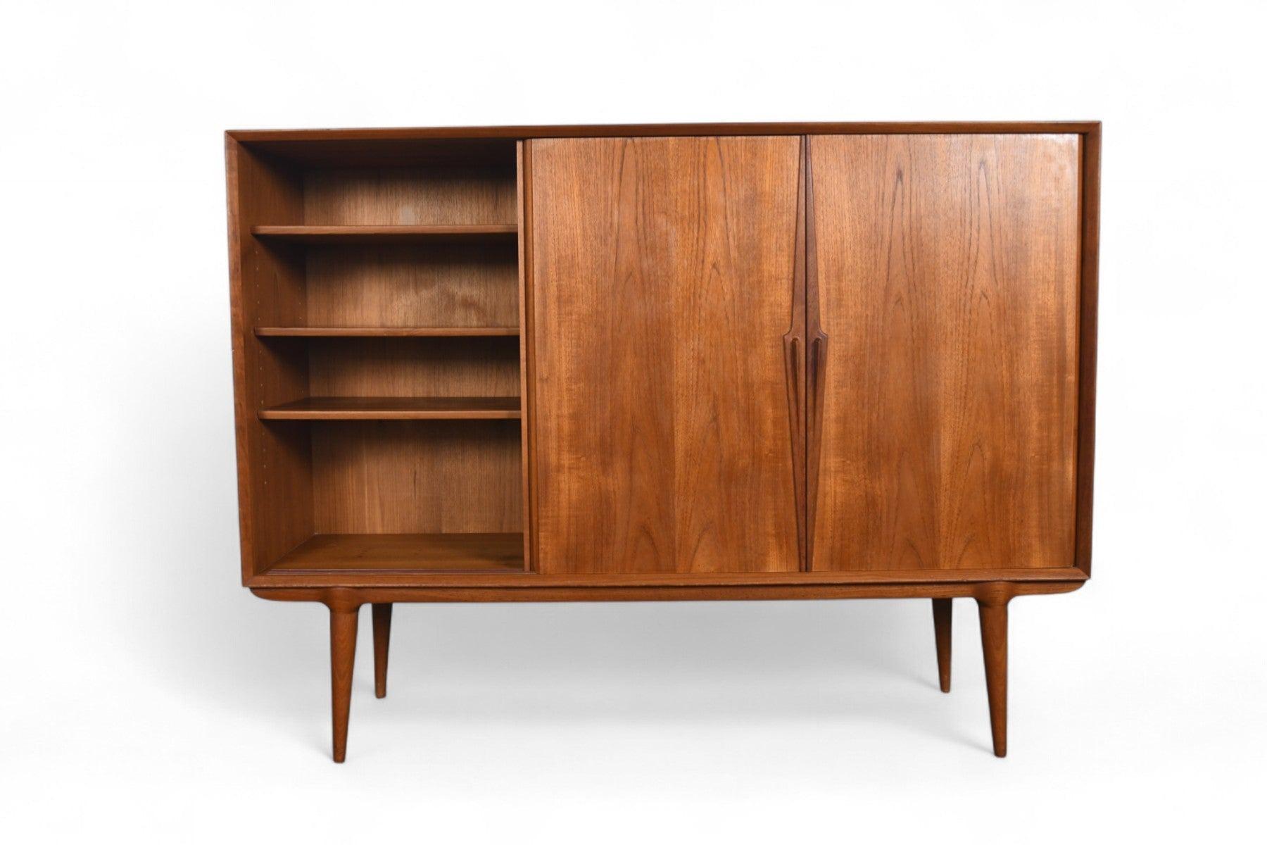Gunni Omann Modello 15 Credenza alta in teak In condizioni buone in vendita a Berkeley, CA