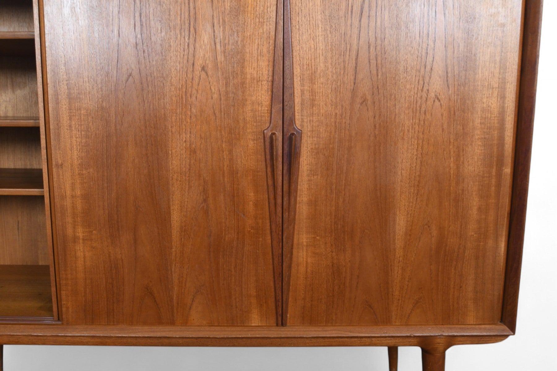 XX secolo Gunni Omann Modello 15 Credenza alta in teak in vendita
