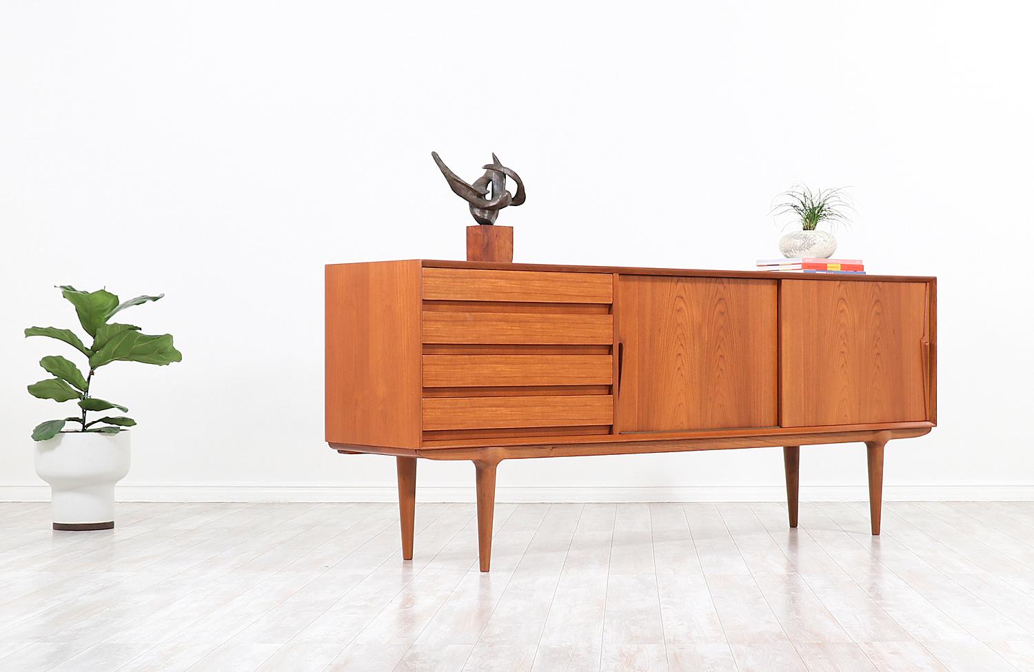 Gunni Omann Model-18 Teak Credenza for Omann Jun In Excellent Condition In Los Angeles, CA