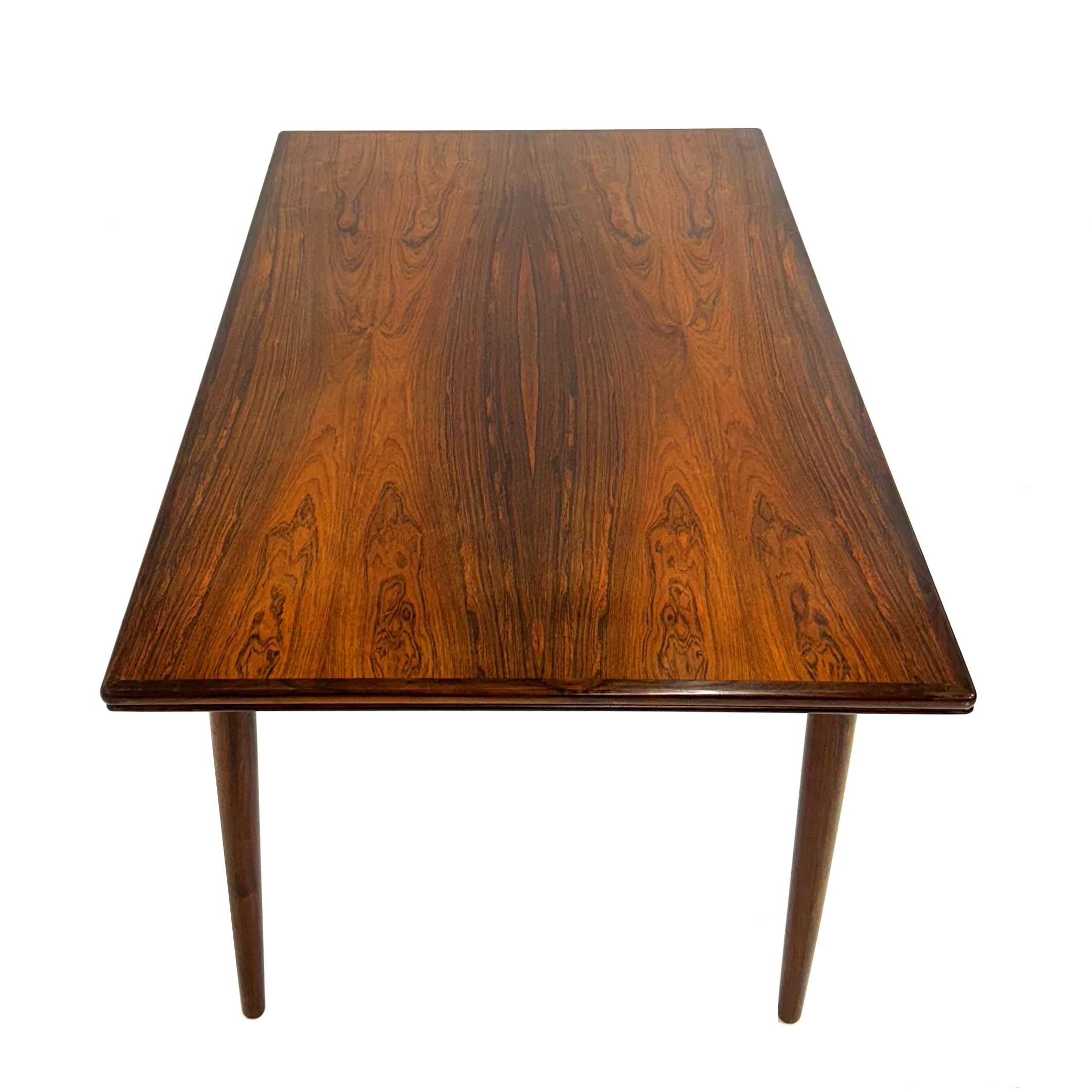 Gunni Omann model 54 rosewood dinning table. Denmark 1960s In Excellent Condition For Sale In Braga, Braga