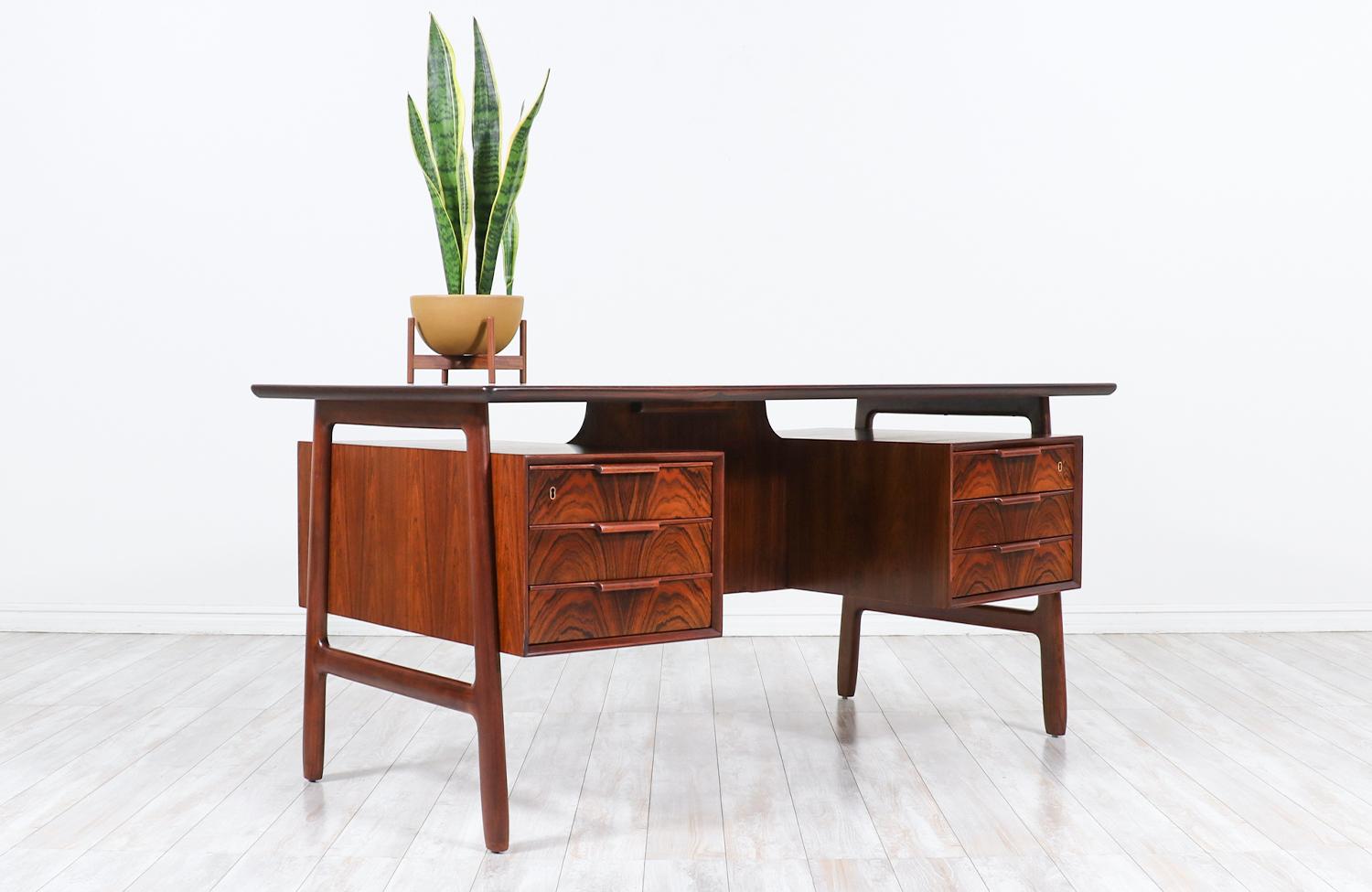 gunni omann desk