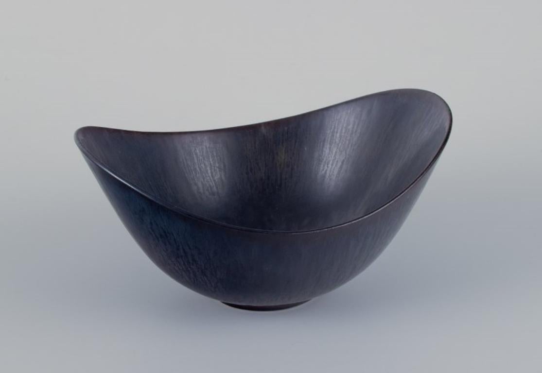 Gunnnar Nylund for Rörstrand, ceramic bowl with blue-violet glaze.
Mid-1900s.
Marked.
First factory quality.
Perfect condition.
Dimensions: L 16.0 cm. x D 12.4 cm. x H 8.0 cm.
