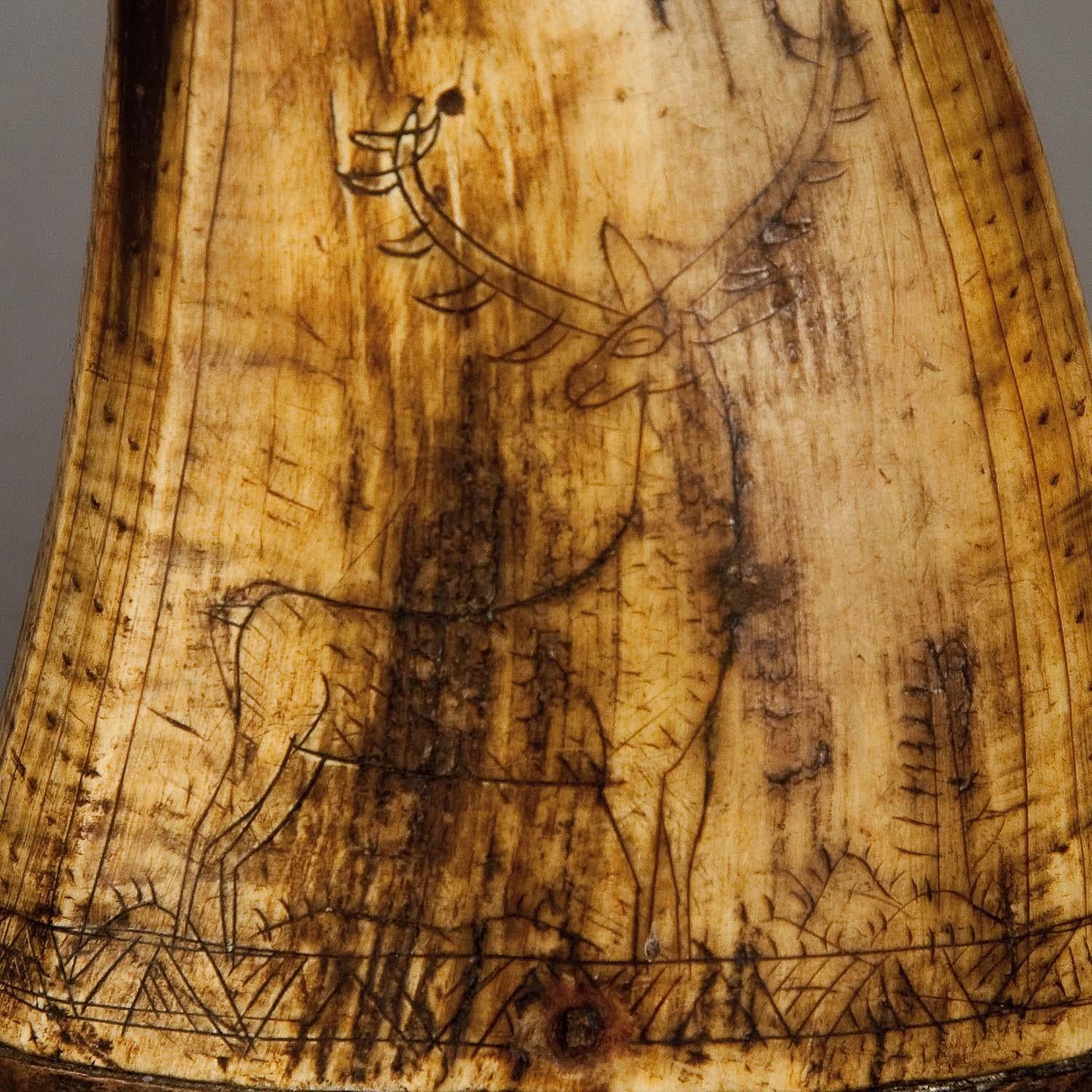 Corne d'escargot avec grandes gravures, 18ème siècle

Une corne à poudre antique faite de corne et de bois. Des scènes de chasse gravées représentent un cerf stylisé et un groupe de chamois dans un paysage rocheux. Il a été fabriqué à la main en