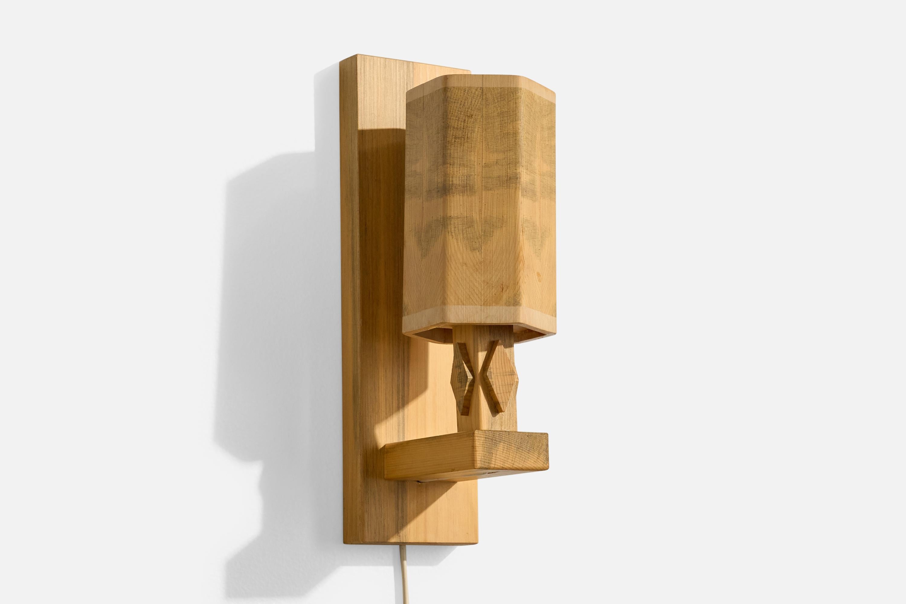 Guns Hemslöjd, Wall Lights, Wood, Sweden, 1970s In Good Condition For Sale In High Point, NC